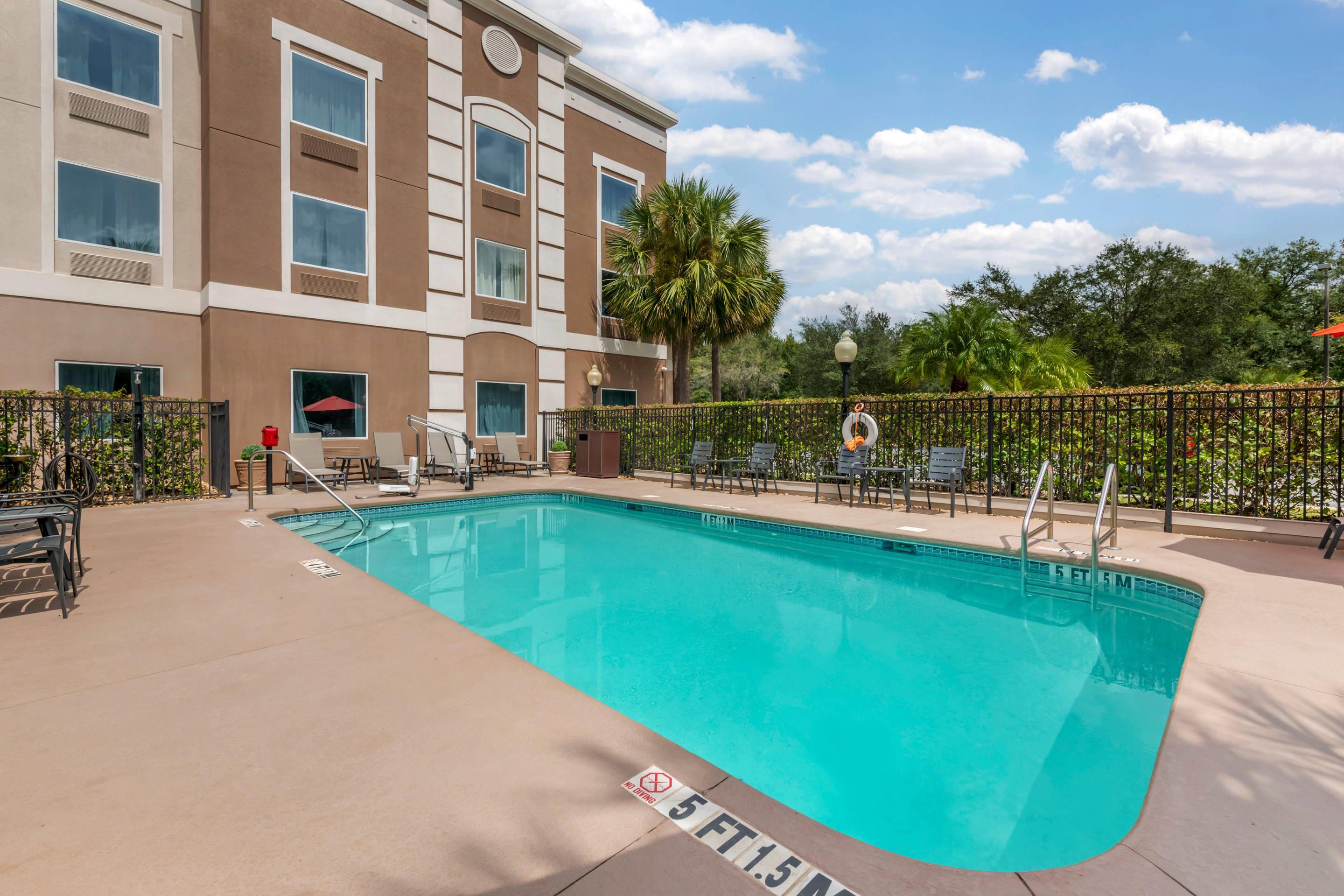 Outdoor pool | Comfort Inn & Suites Wildwood - The Villages