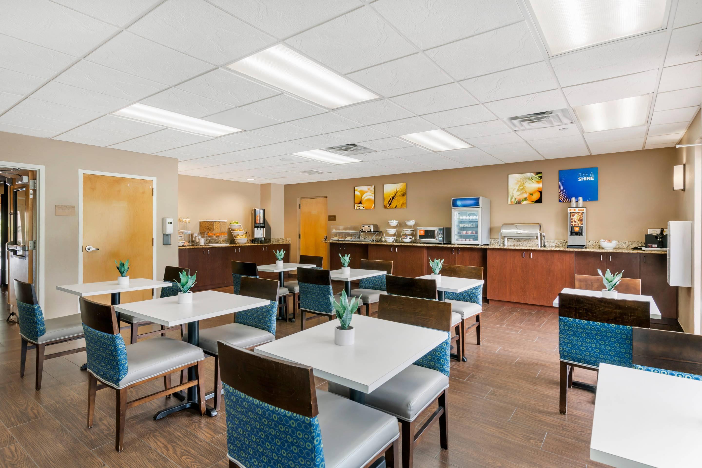 Spacious breakfast area | Comfort Inn & Suites Wildwood - The Villages