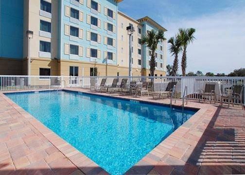 Outdoor pool | Comfort Suites Palm Bay - Melbourne