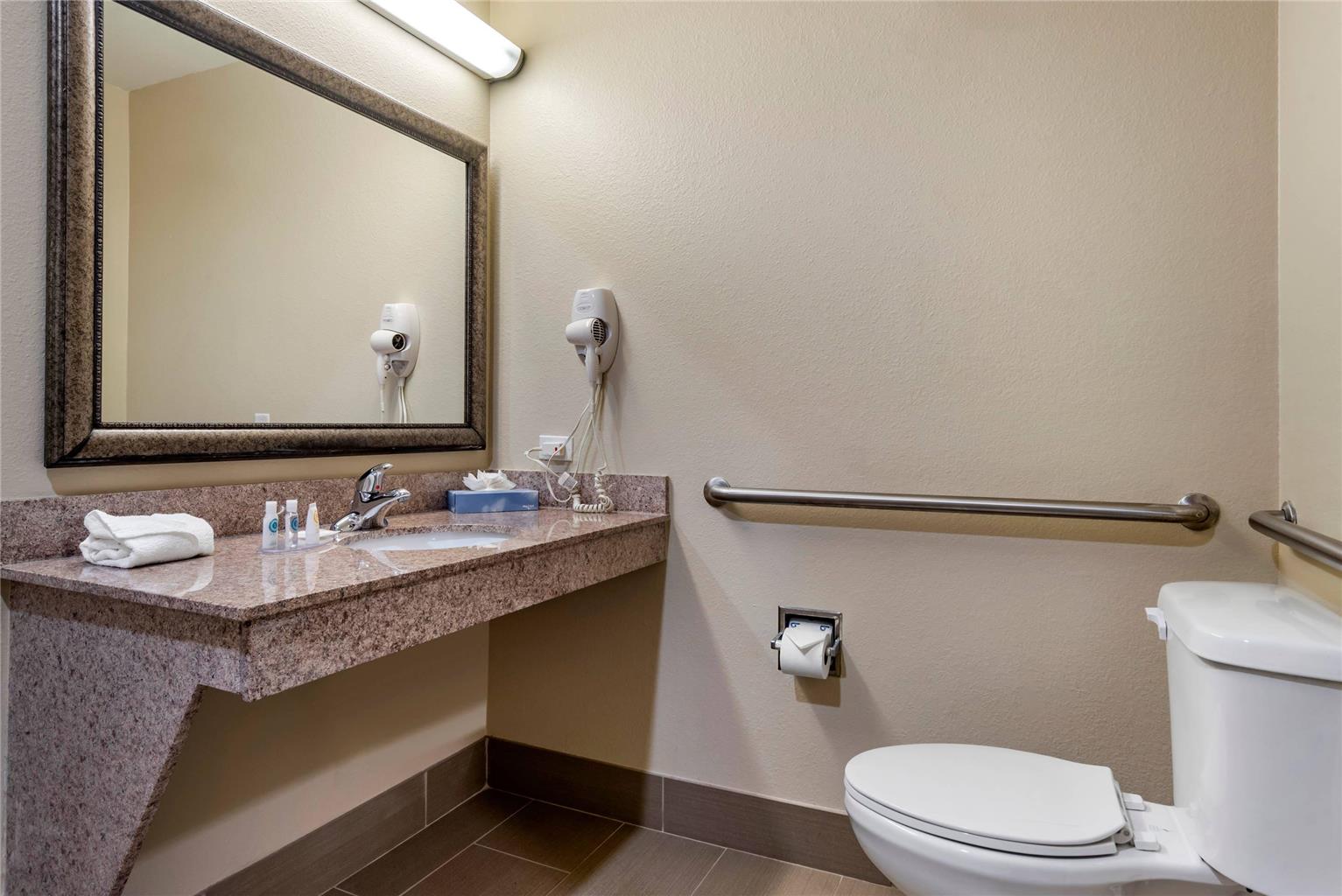 COMFORT INN AND SUITES FORT WALTON-guestroom-Guest Room,Bathroom,On-Site.jpg