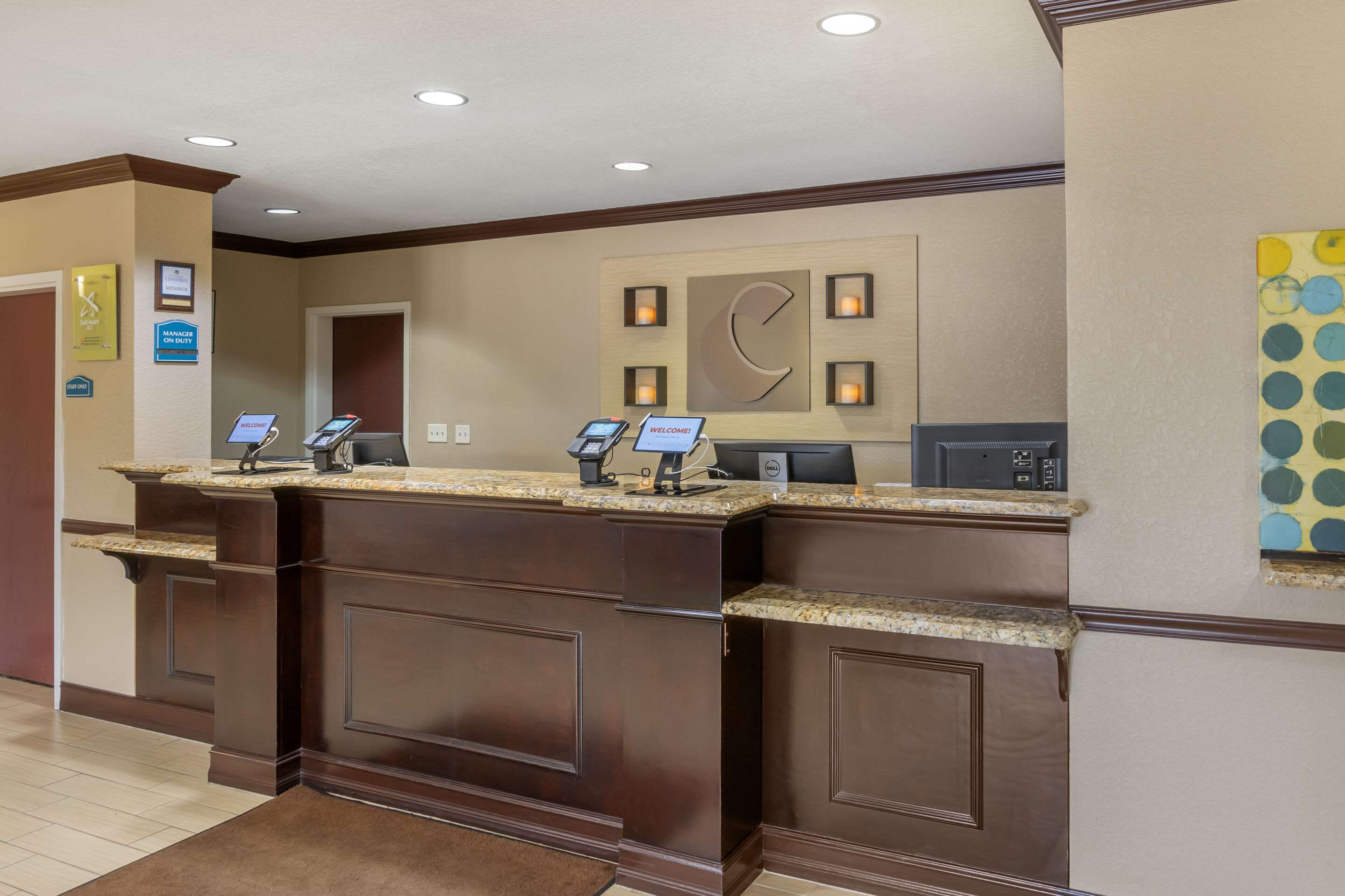 Front desk | Comfort Inn & Suites Northeast - Gateway