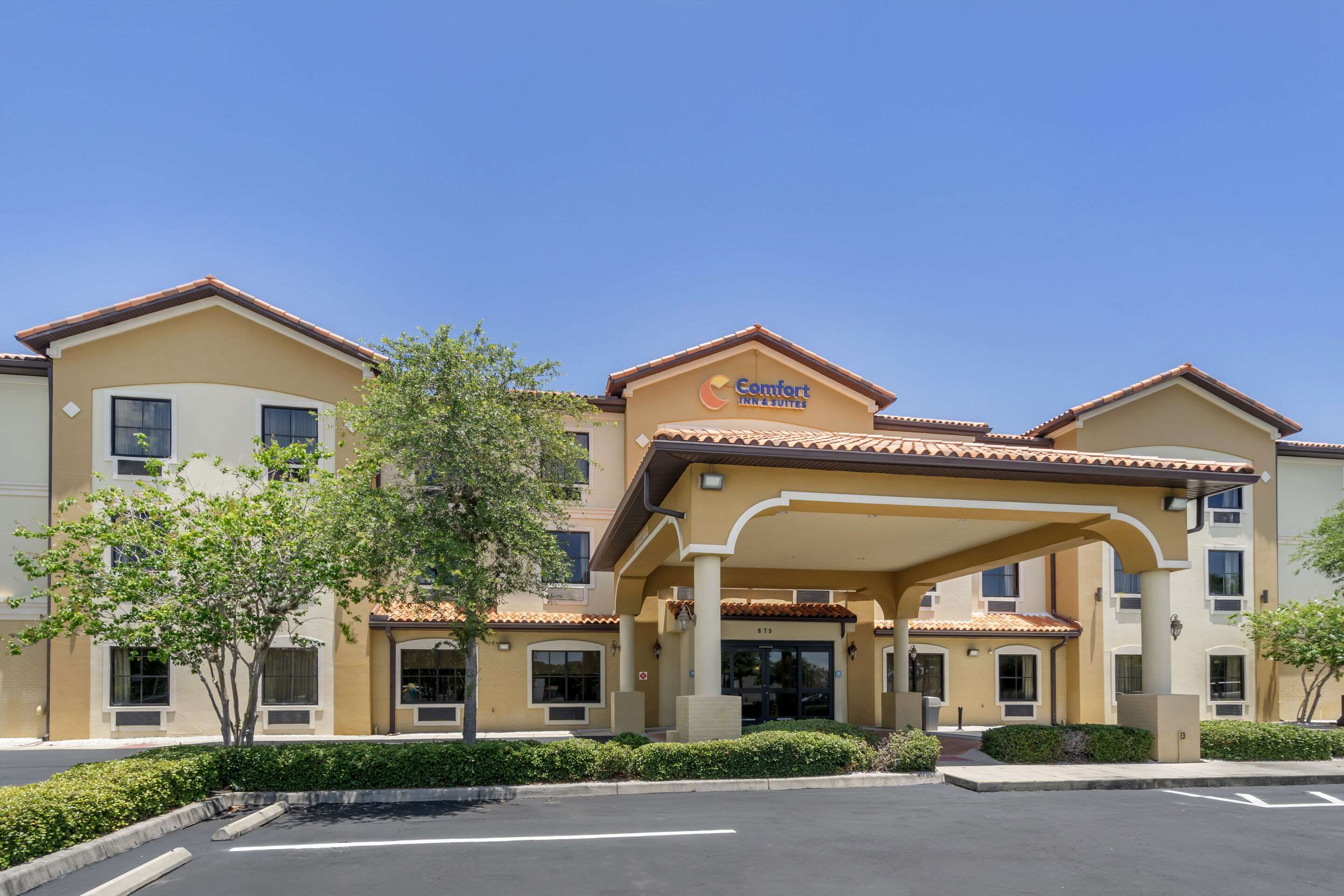 Hotel exterior | Comfort Inn & Suites Northeast - Gateway
