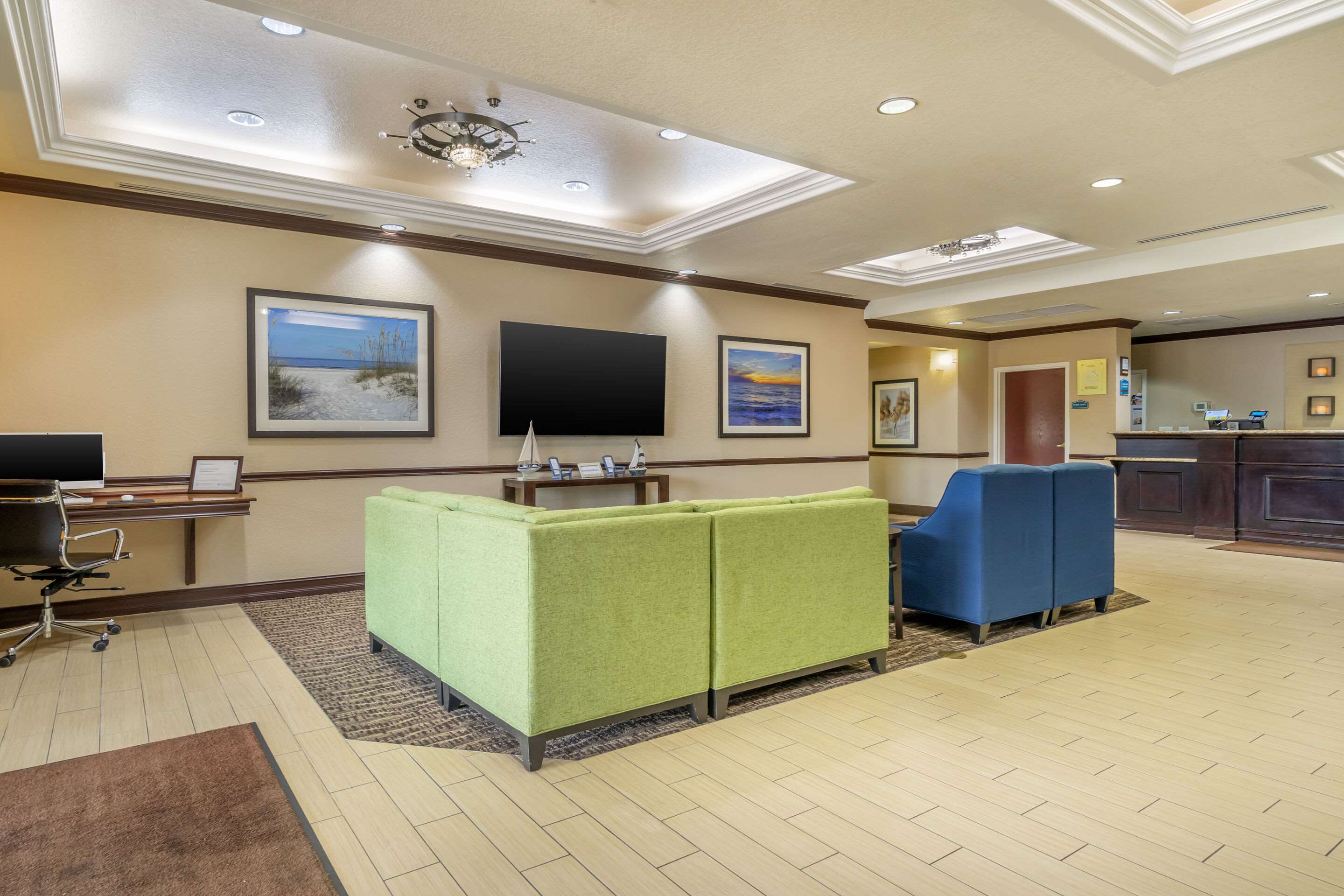 Hotel lobby | Comfort Inn & Suites Northeast - Gateway