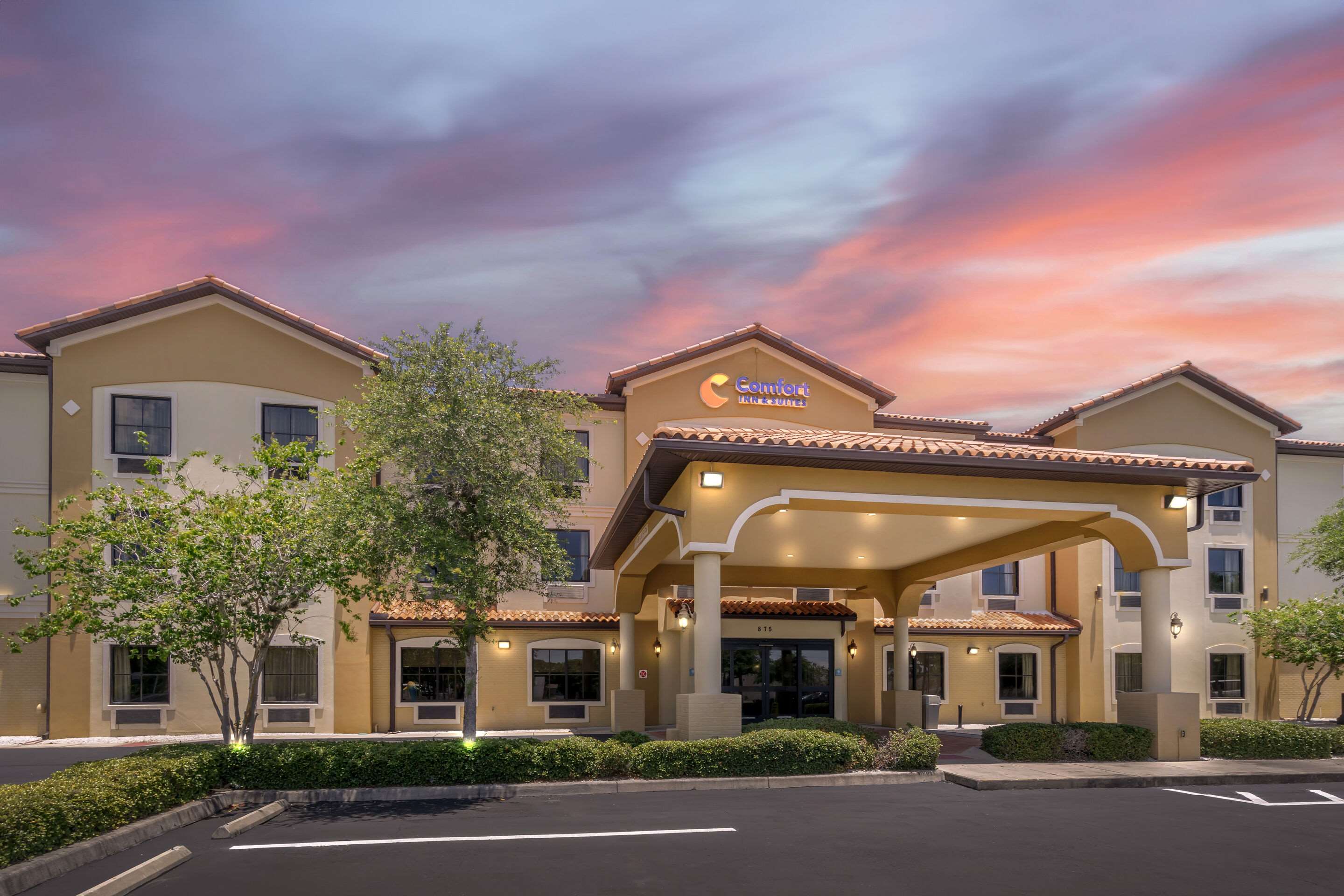 Twilight | Comfort Inn & Suites Northeast - Gateway