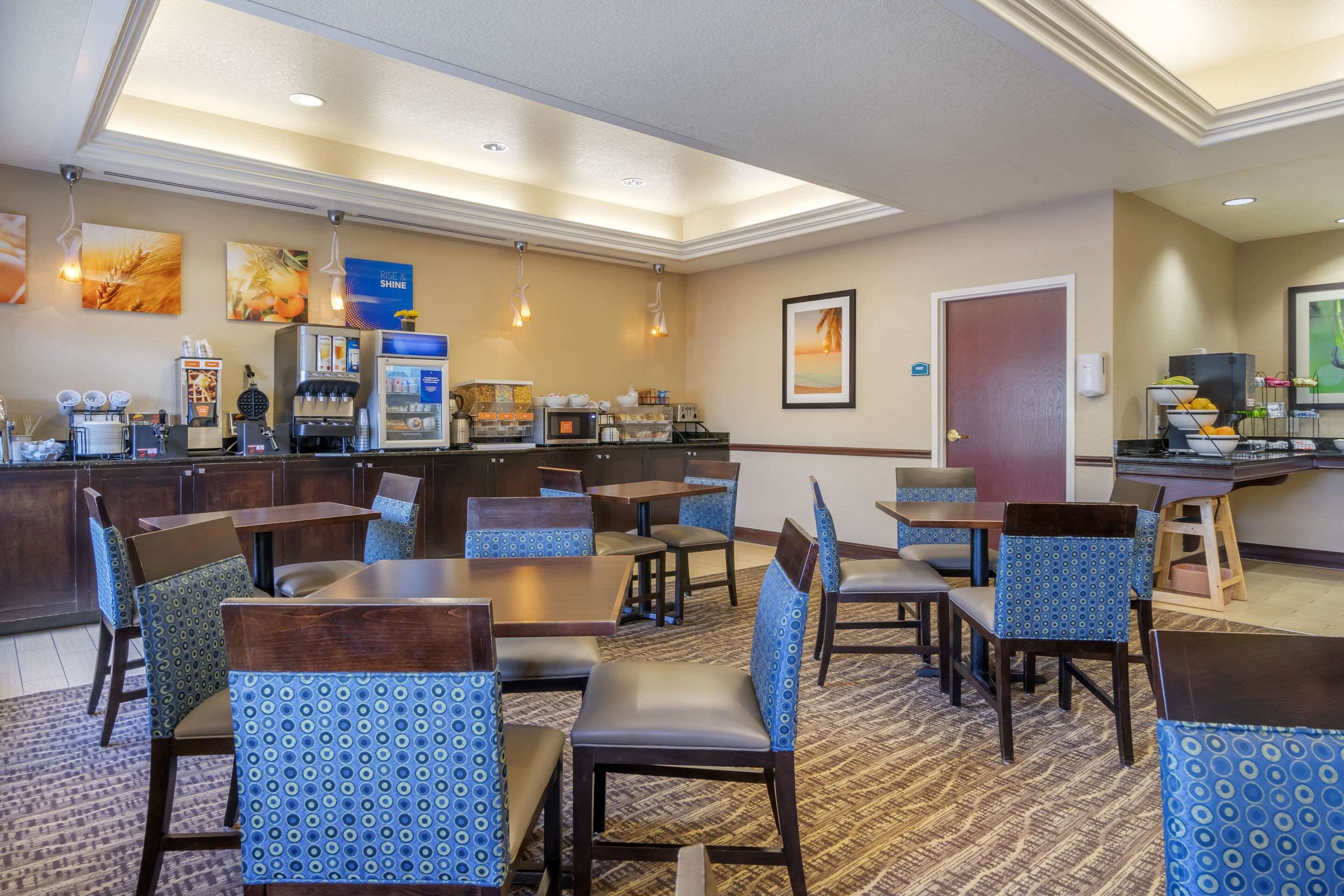 Breakfast area | Comfort Inn & Suites Northeast - Gateway