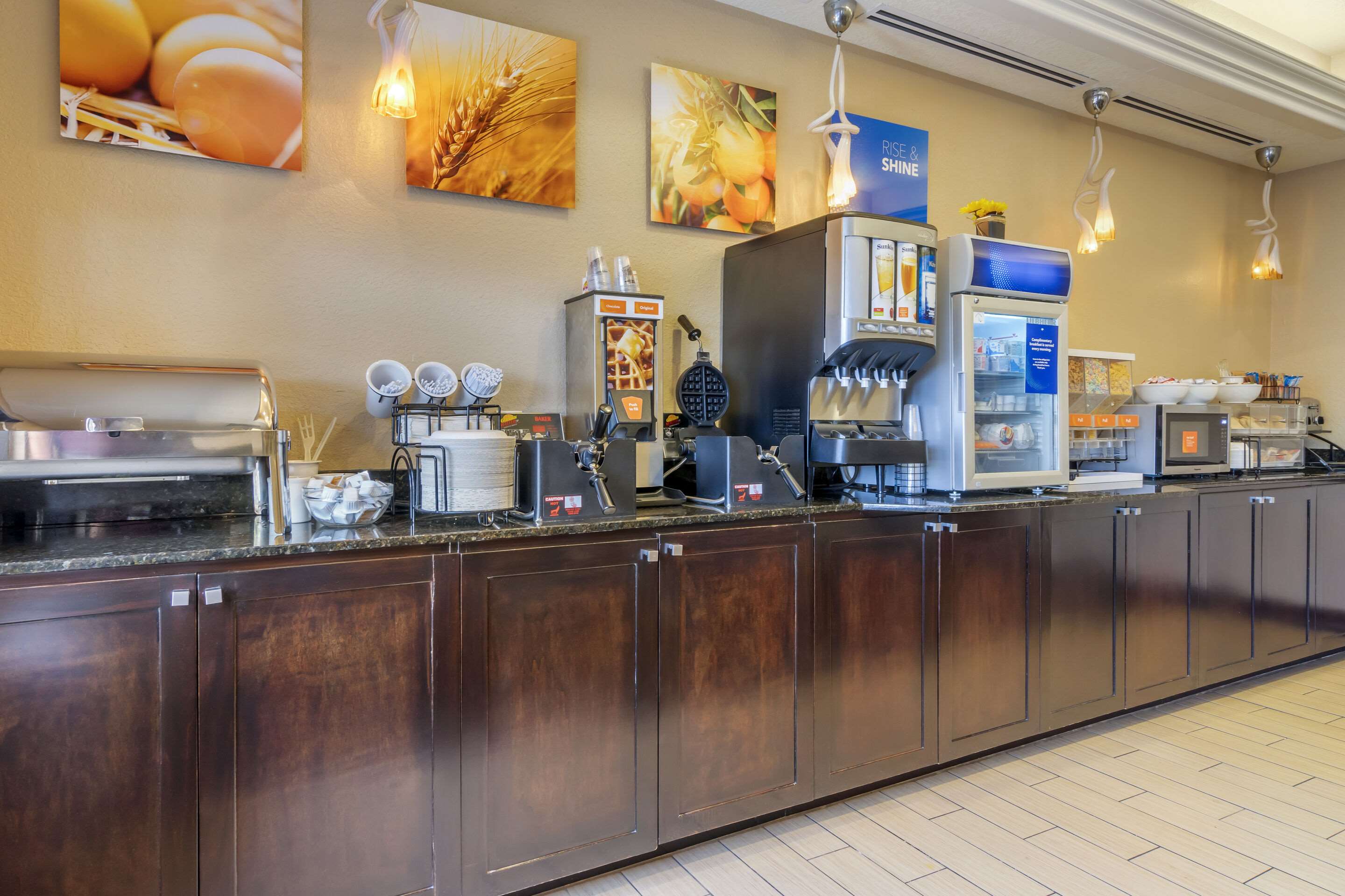 Breakfast area | Comfort Inn & Suites Northeast - Gateway