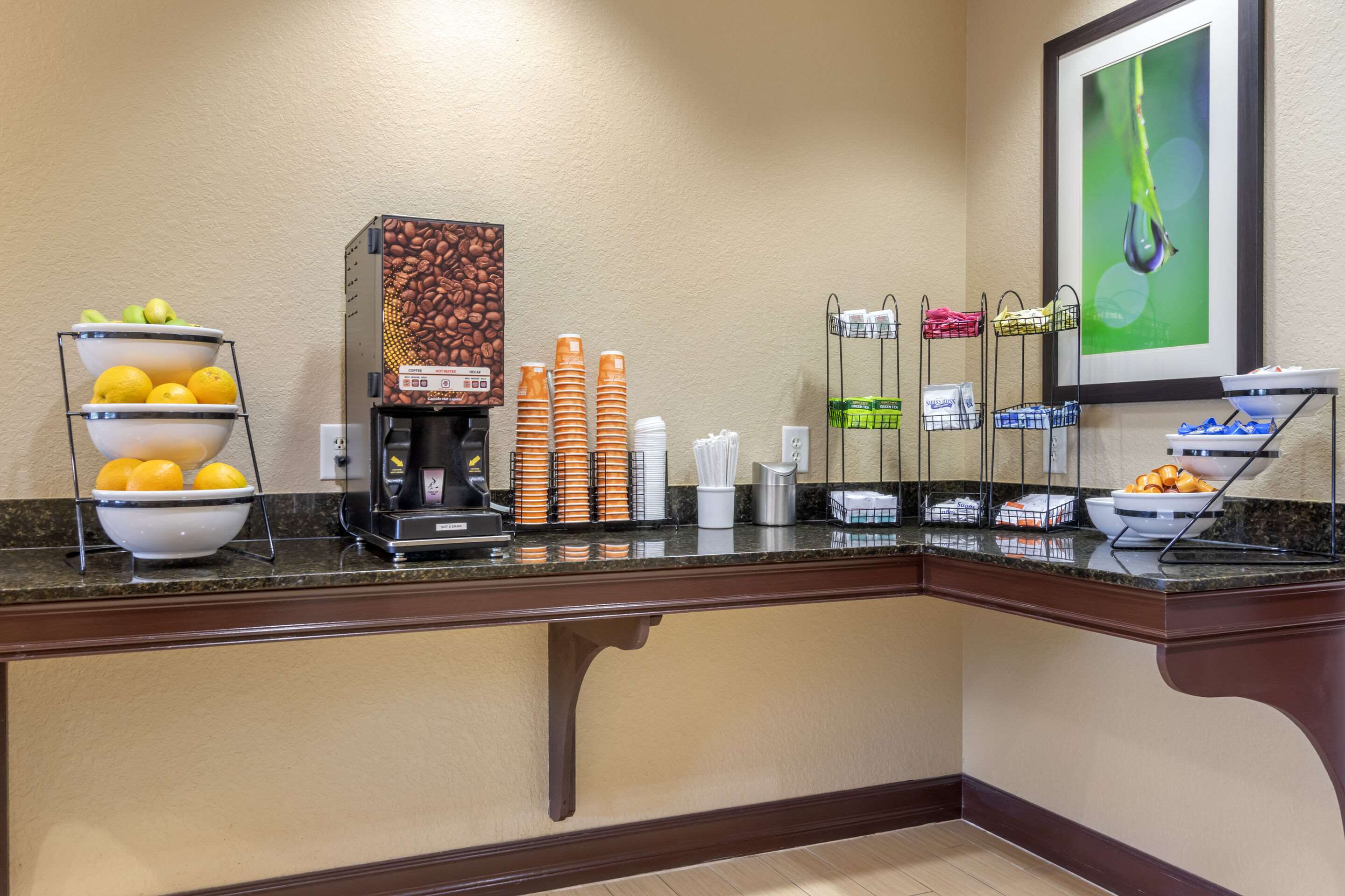 Breakfast area | Comfort Inn & Suites Northeast - Gateway