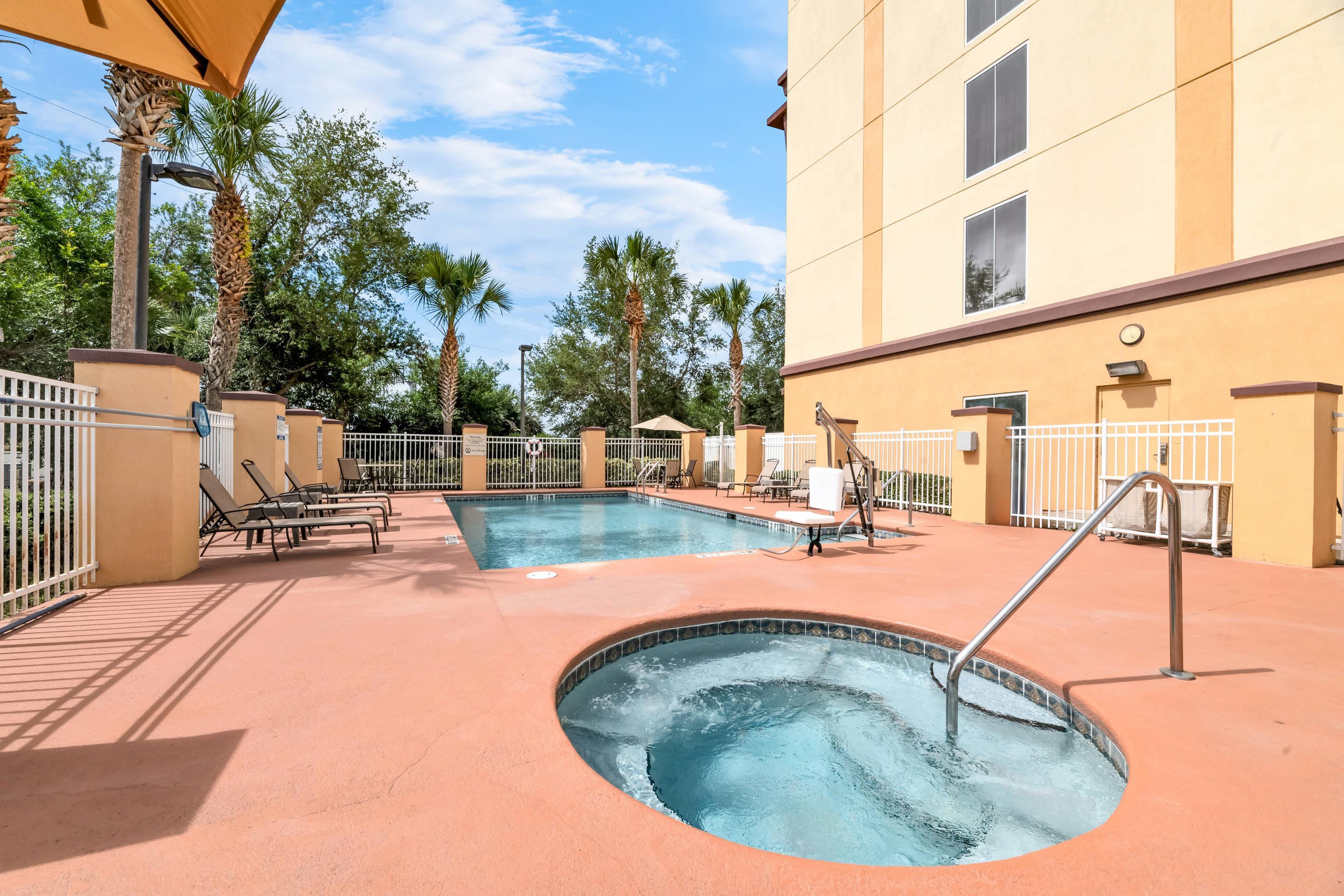 Outdoor pool | Comfort Suites Orlando Airport