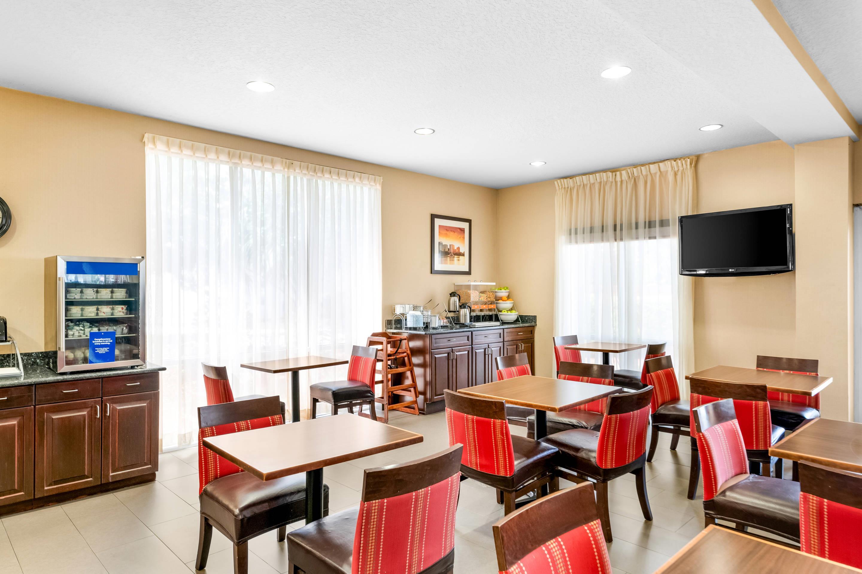 Breakfast area | Comfort Suites Orlando Airport