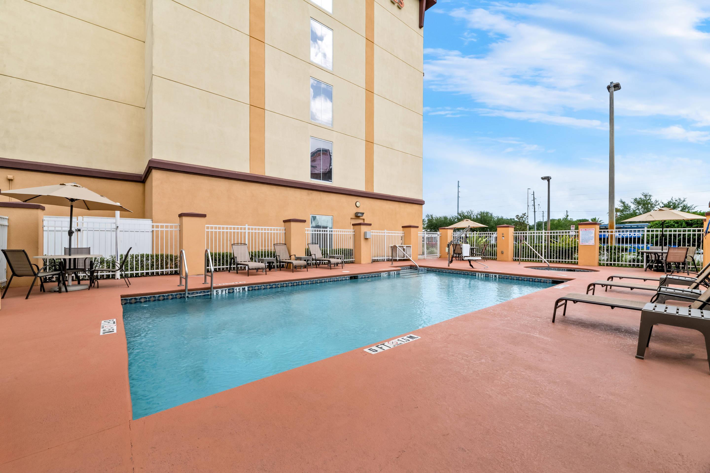 Outdoor pool | Comfort Suites Orlando Airport