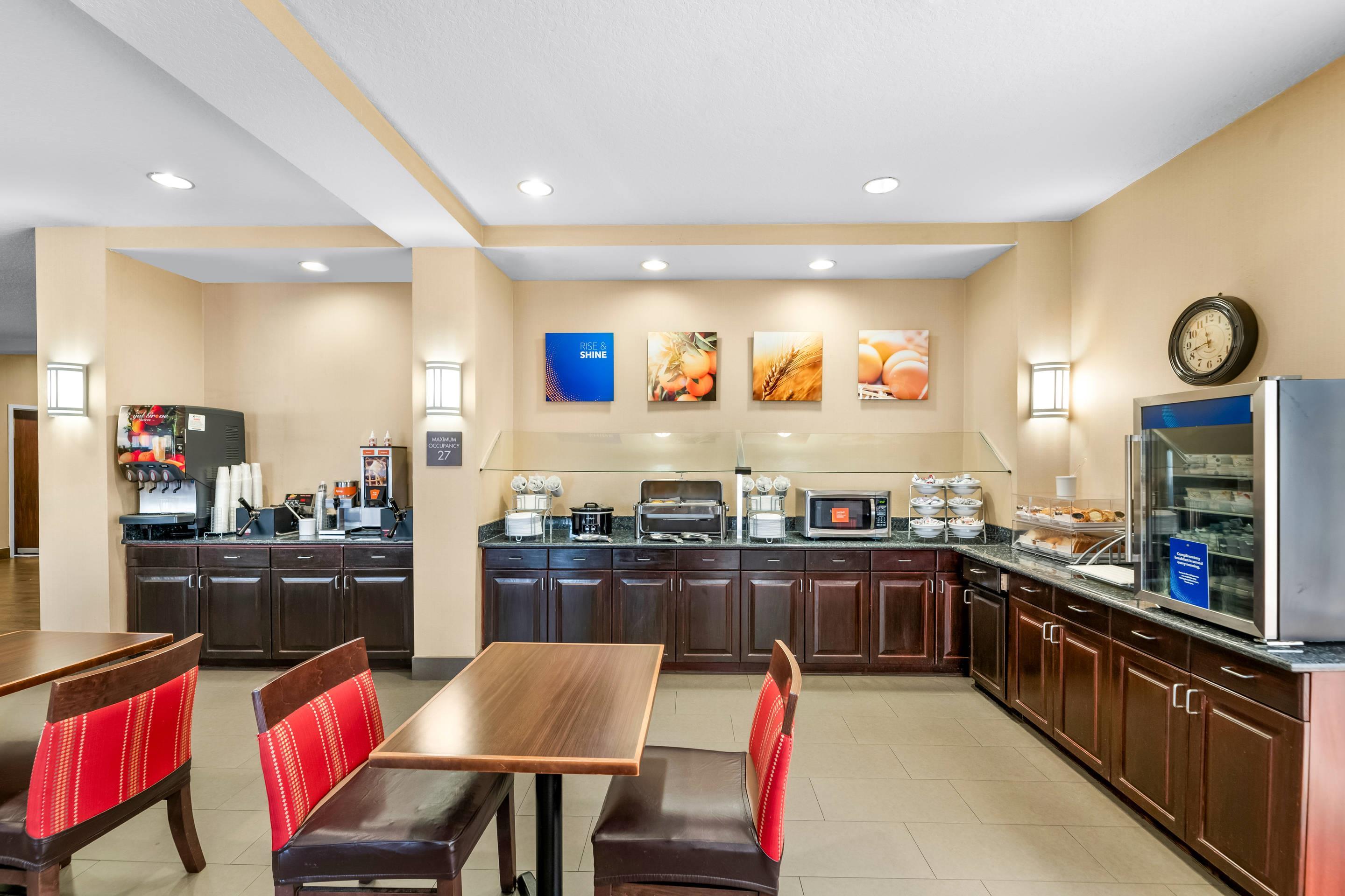 Breakfast area | Comfort Suites Orlando Airport