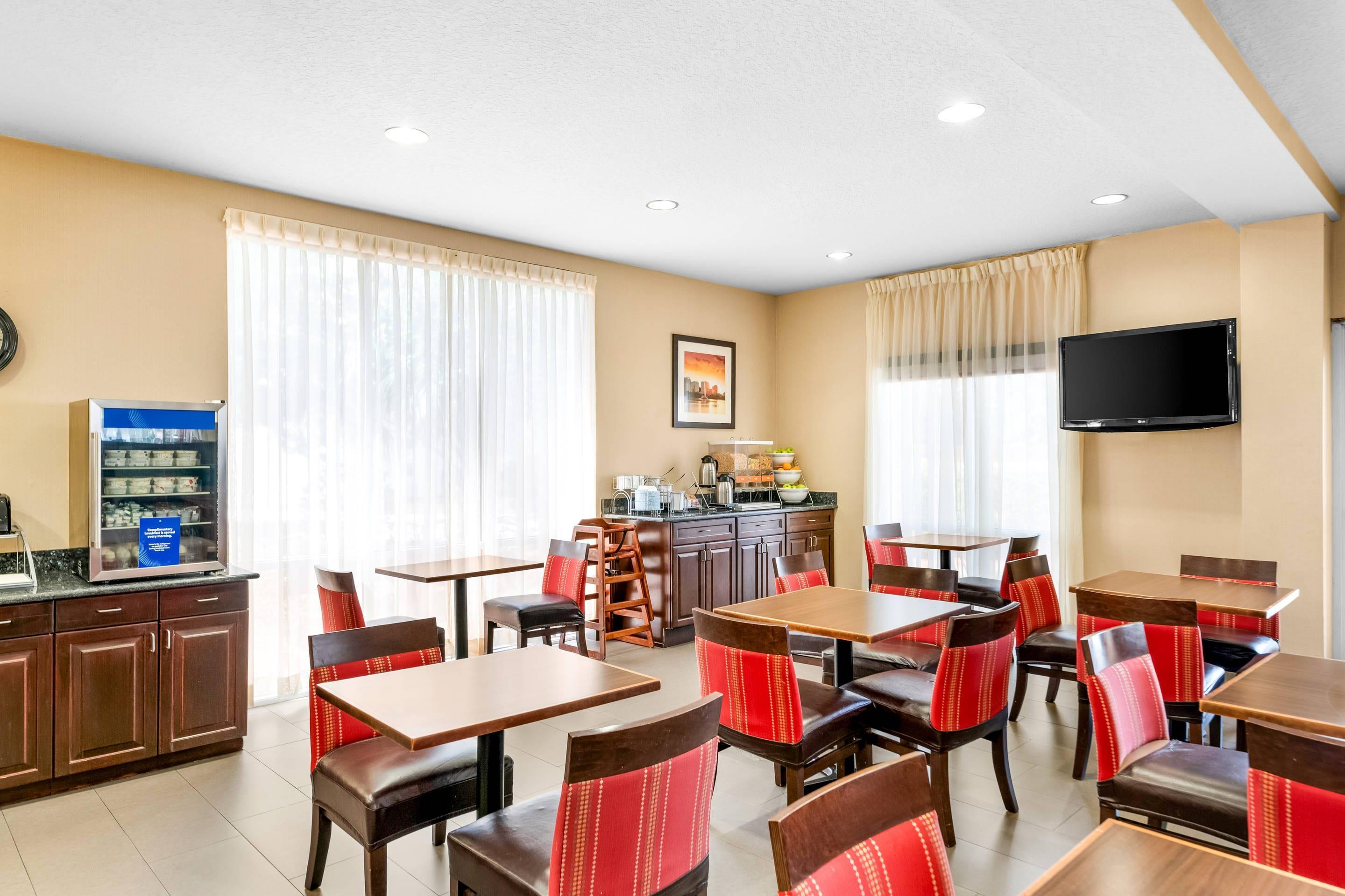 Breakfast area | Comfort Suites Orlando Airport