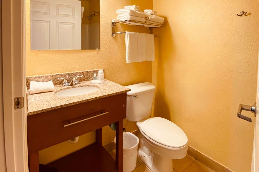 SUBURBAN STUDIOS FORT MYERS CAPE CO-guestroom-Guest Room,Bathroom,On-Site.jpg