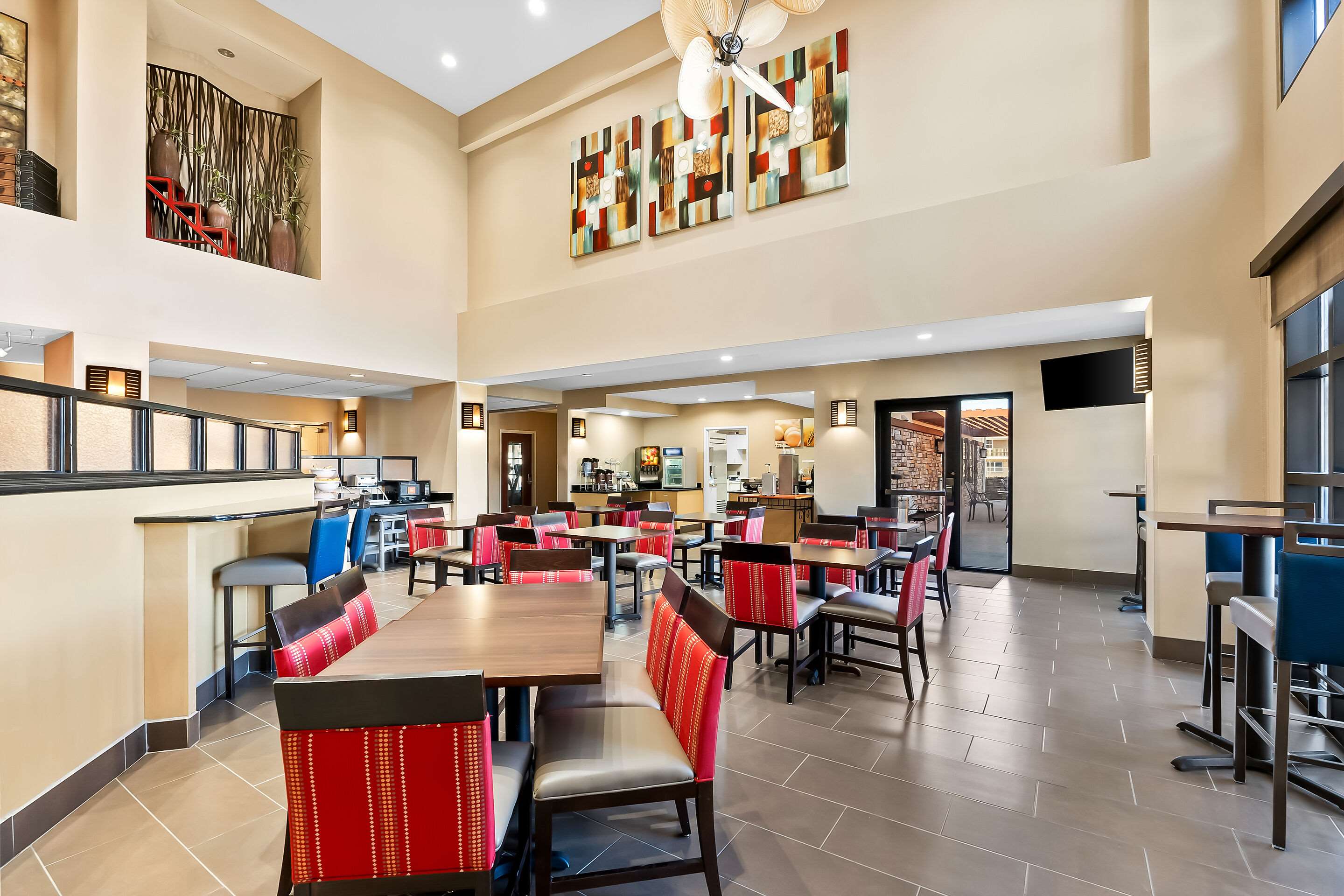 Breakfast area | Comfort Suites Panama City near Tyndall AFB