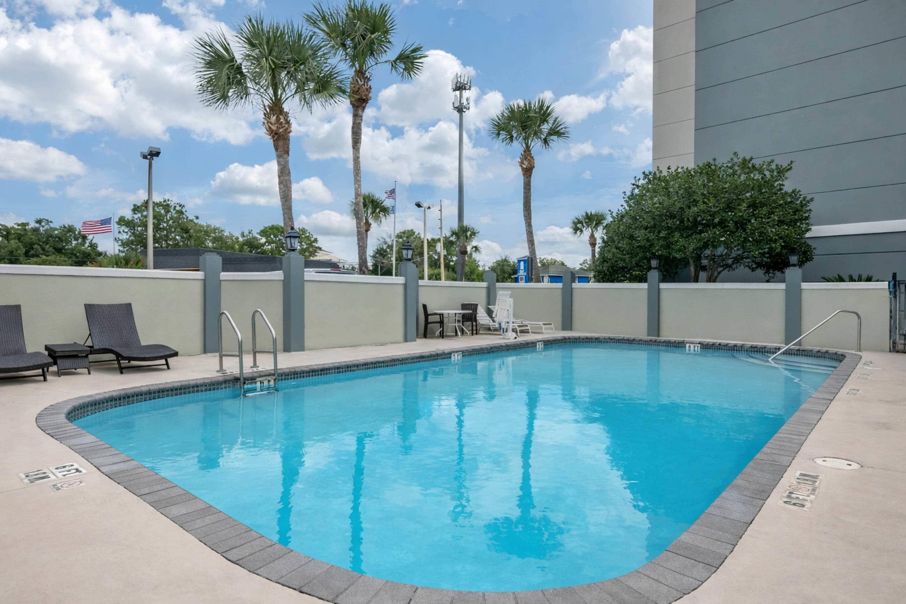 Outdoor pool | Comfort Suites Baymeadows Near Butler Blvd