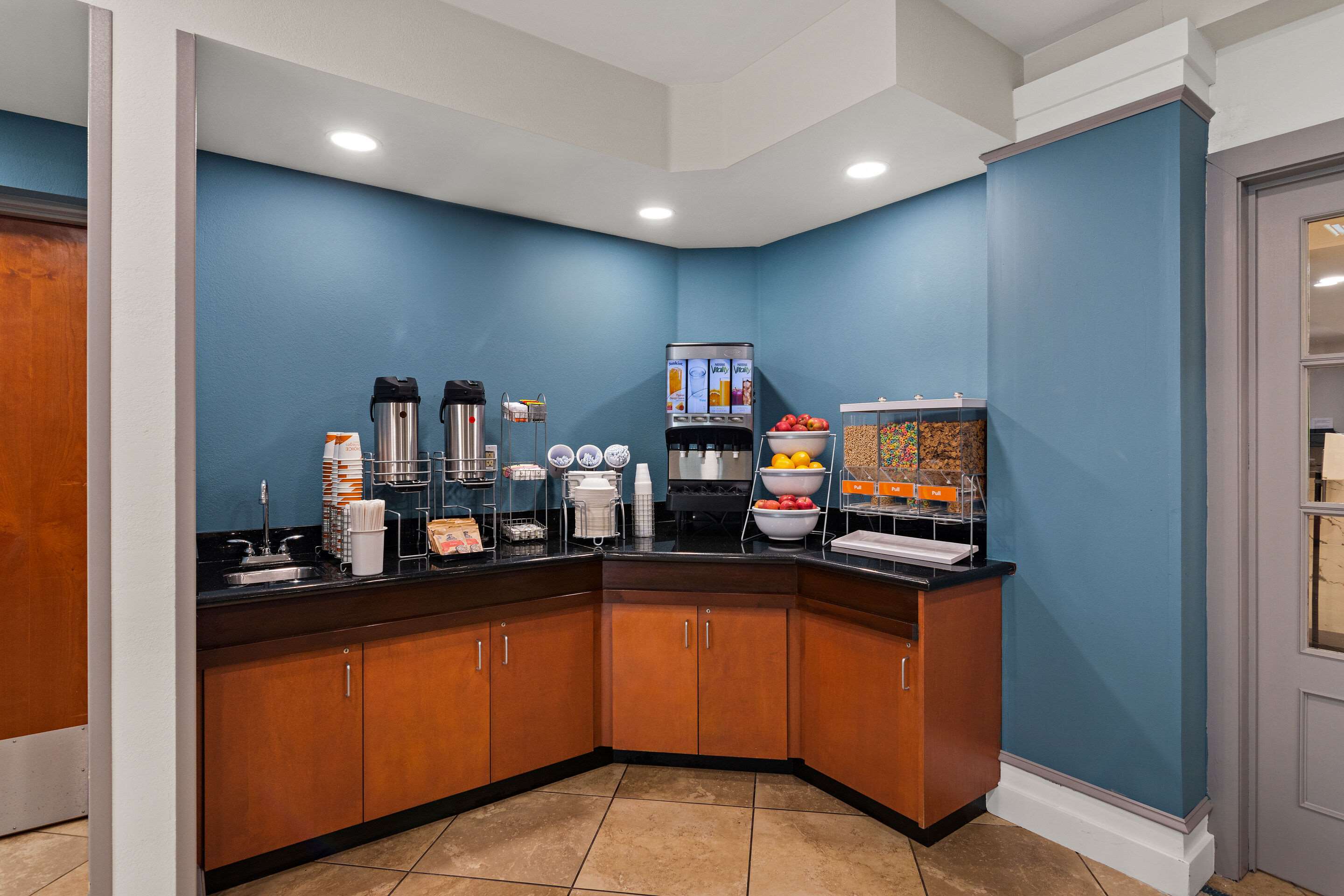 Breakfast area | Comfort Suites Vero Beach I-95
