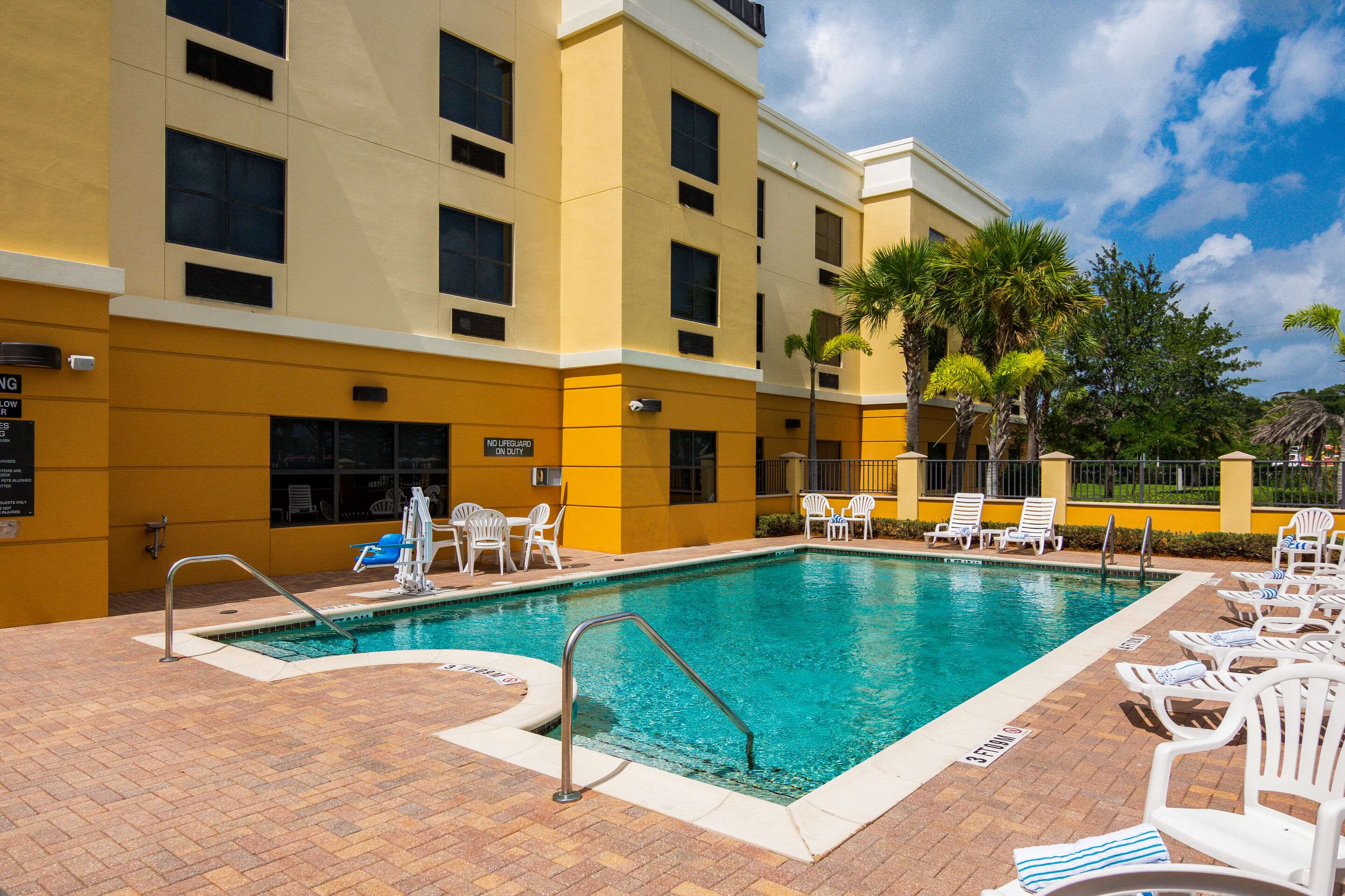 Outdoor pool | Comfort Suites Vero Beach I-95