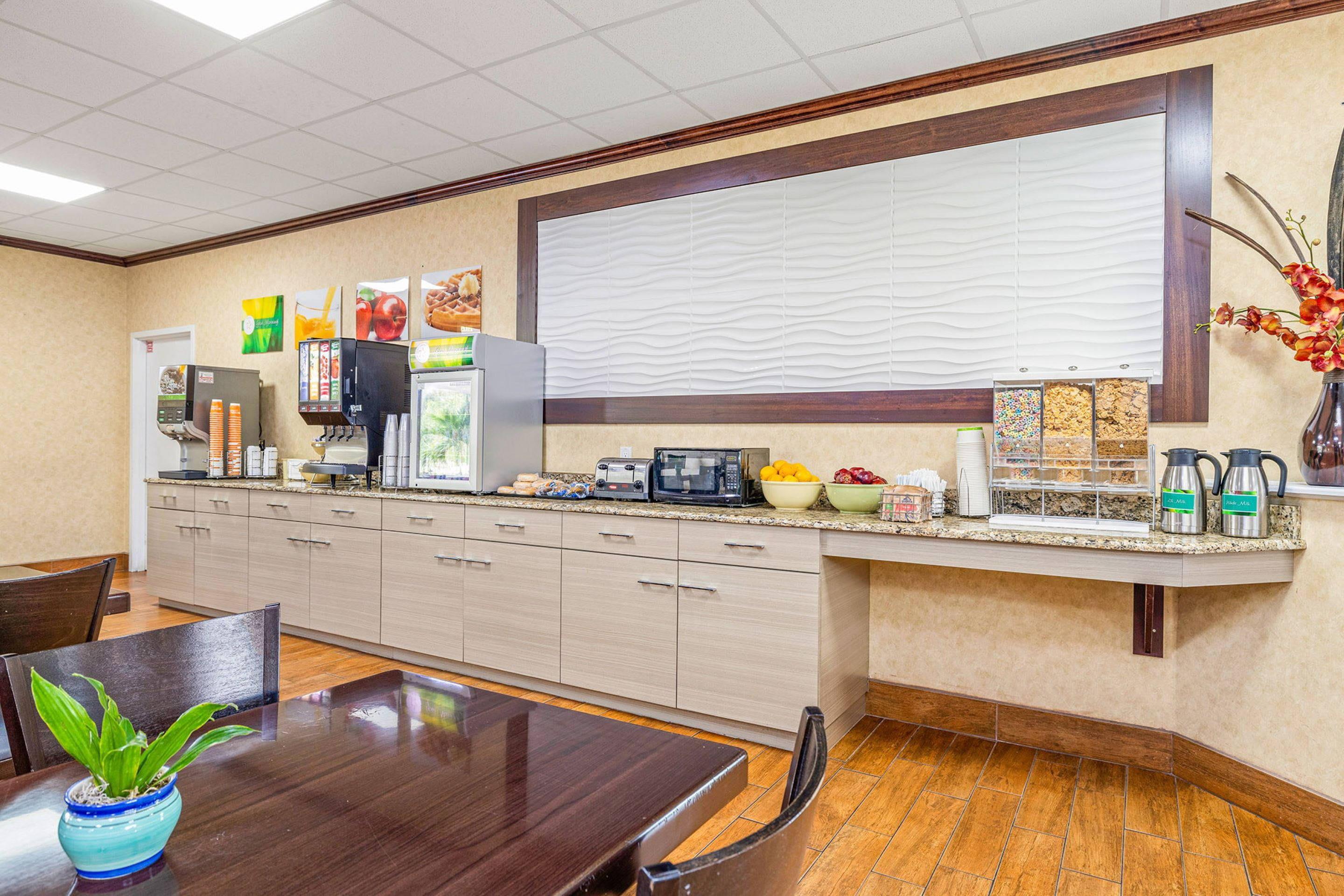 Breakfast area | Quality Inn & Suites Near Fairgrounds Ybor City