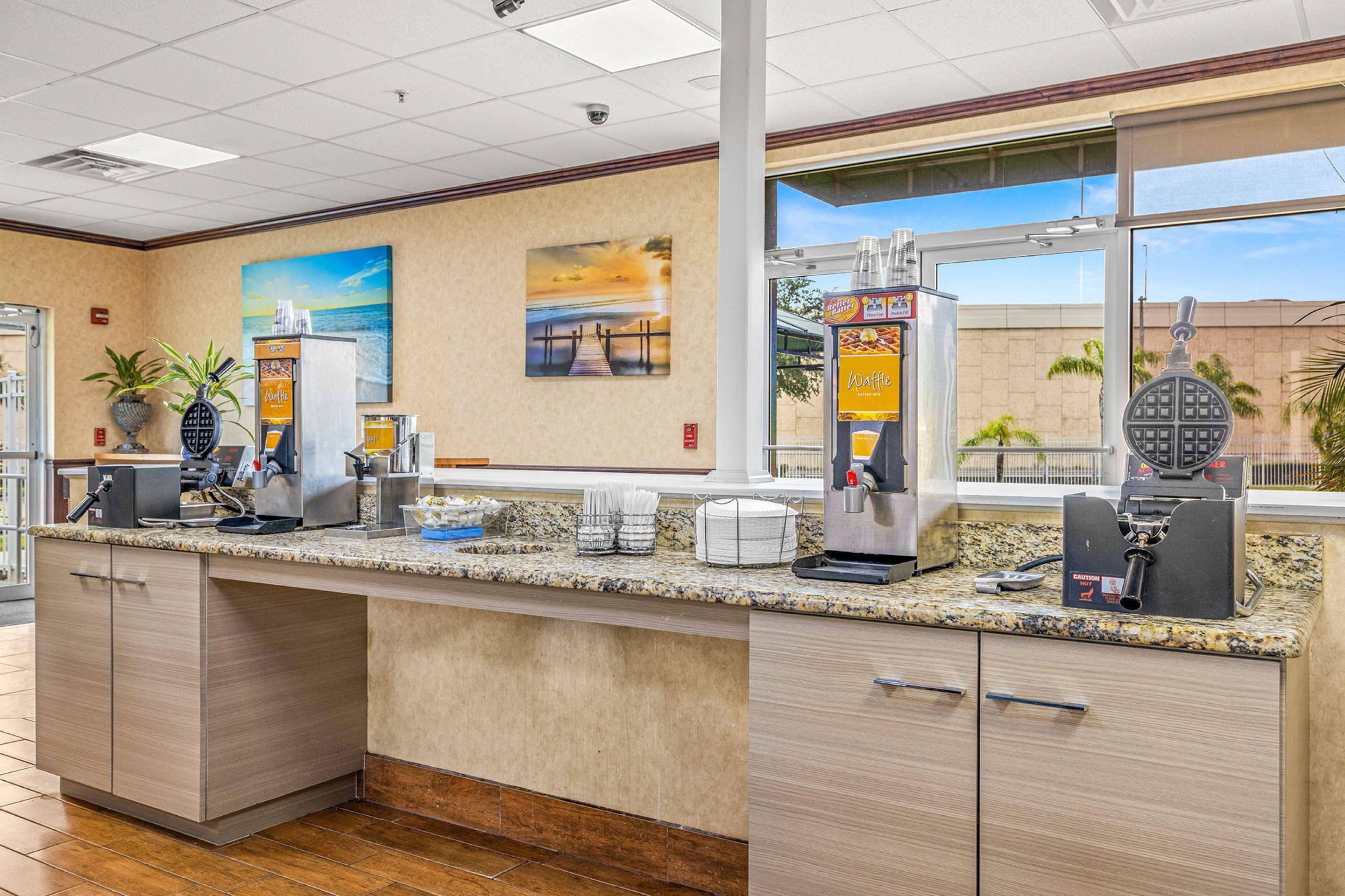 Breakfast area | Quality Inn & Suites Near Fairgrounds Ybor City