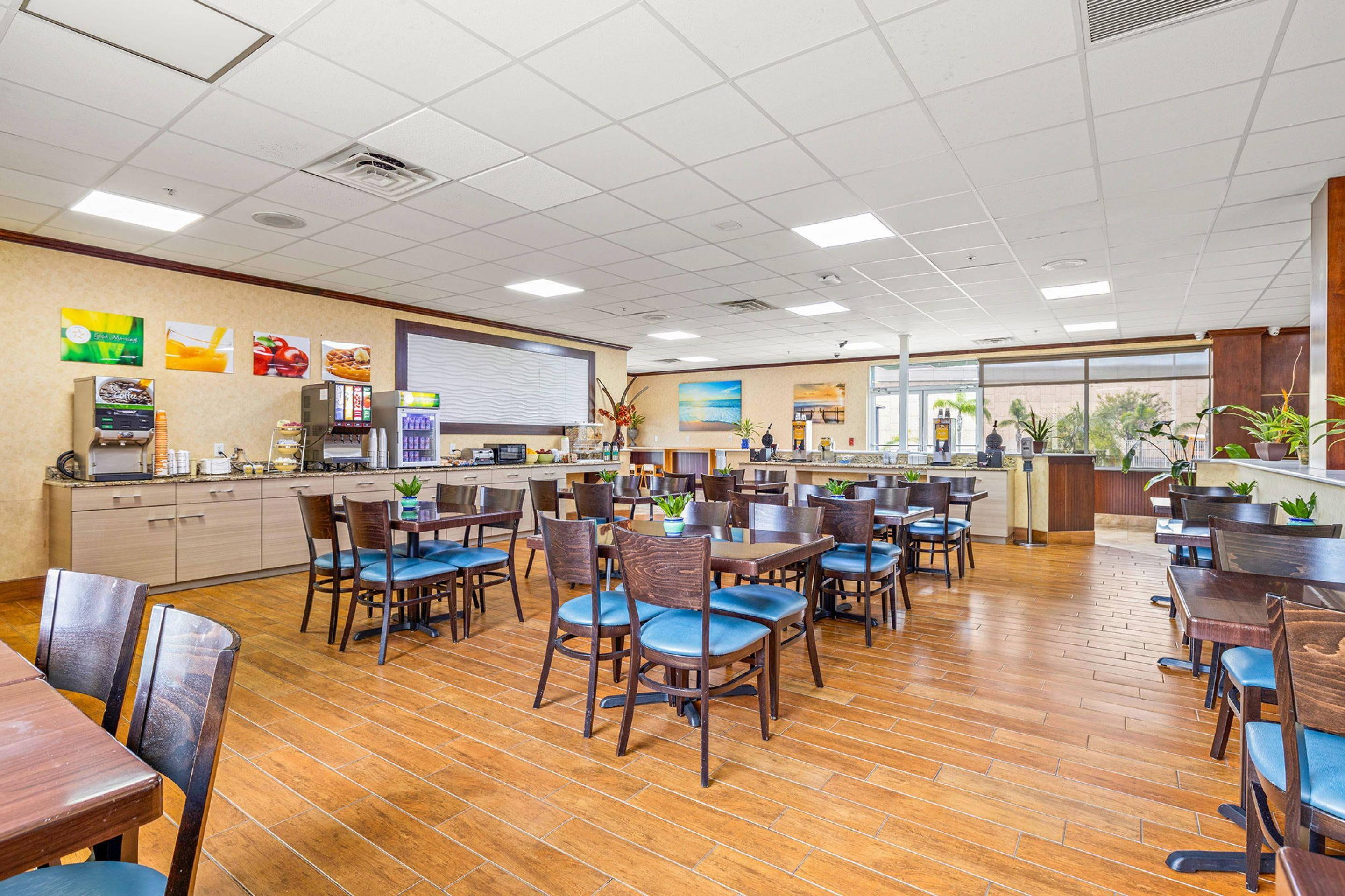 Breakfast area | Quality Inn & Suites Near Fairgrounds Ybor City