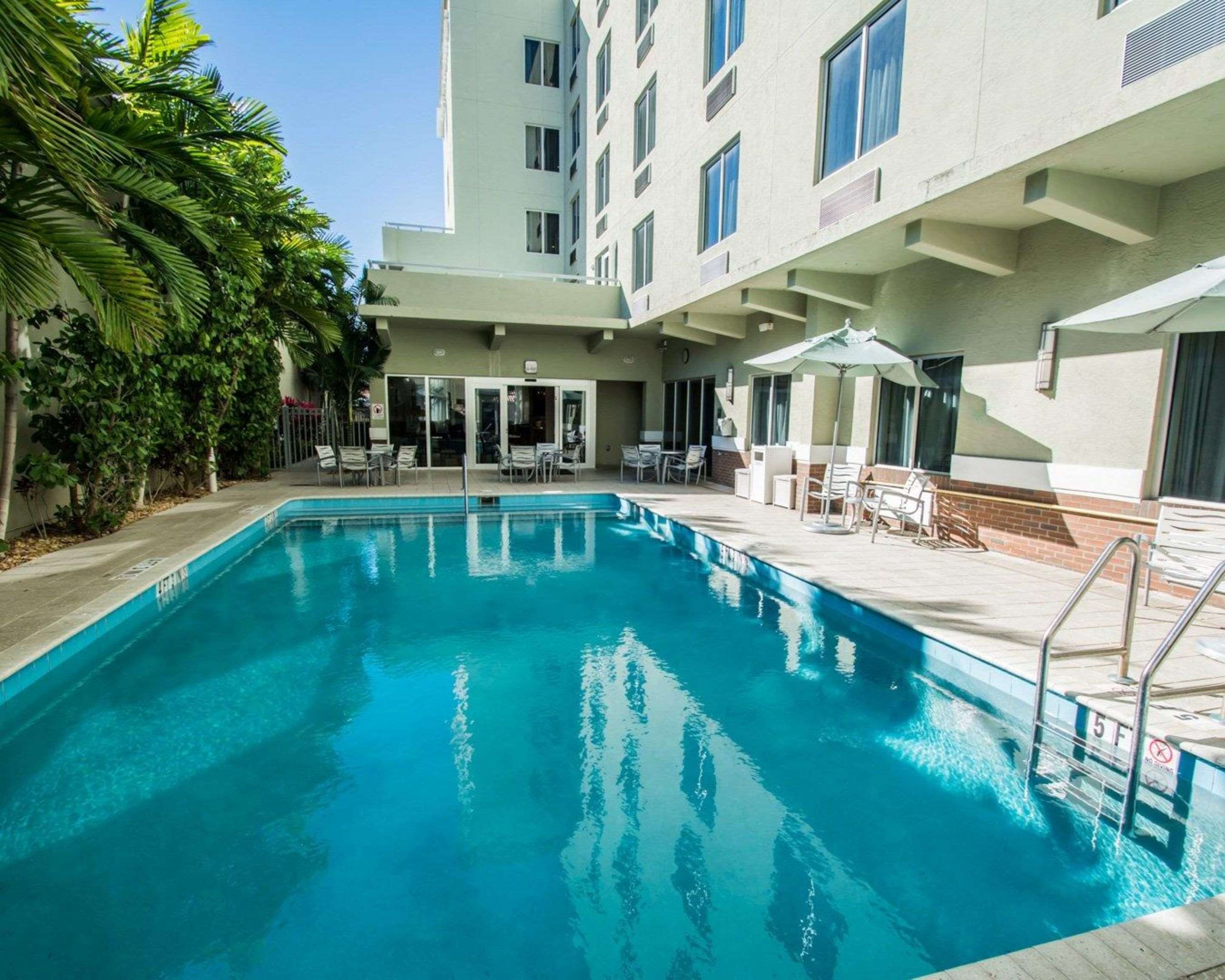 Outdoor heated pool | Comfort Suites Miami Airport North