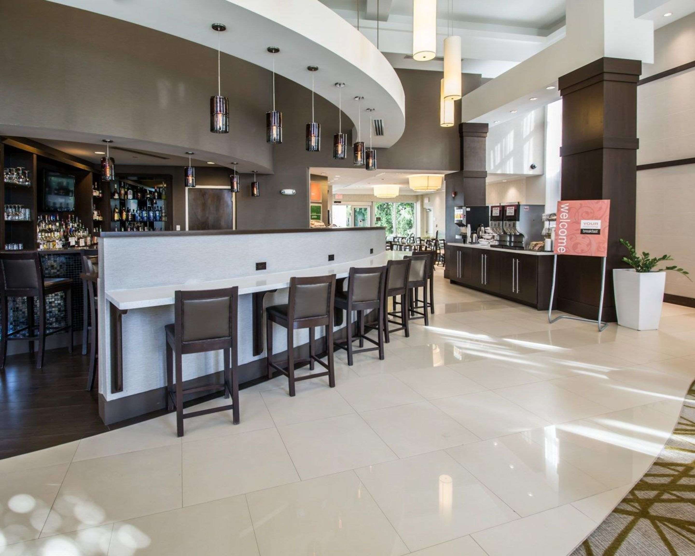 Cocktail lounge | Comfort Suites Miami Airport North