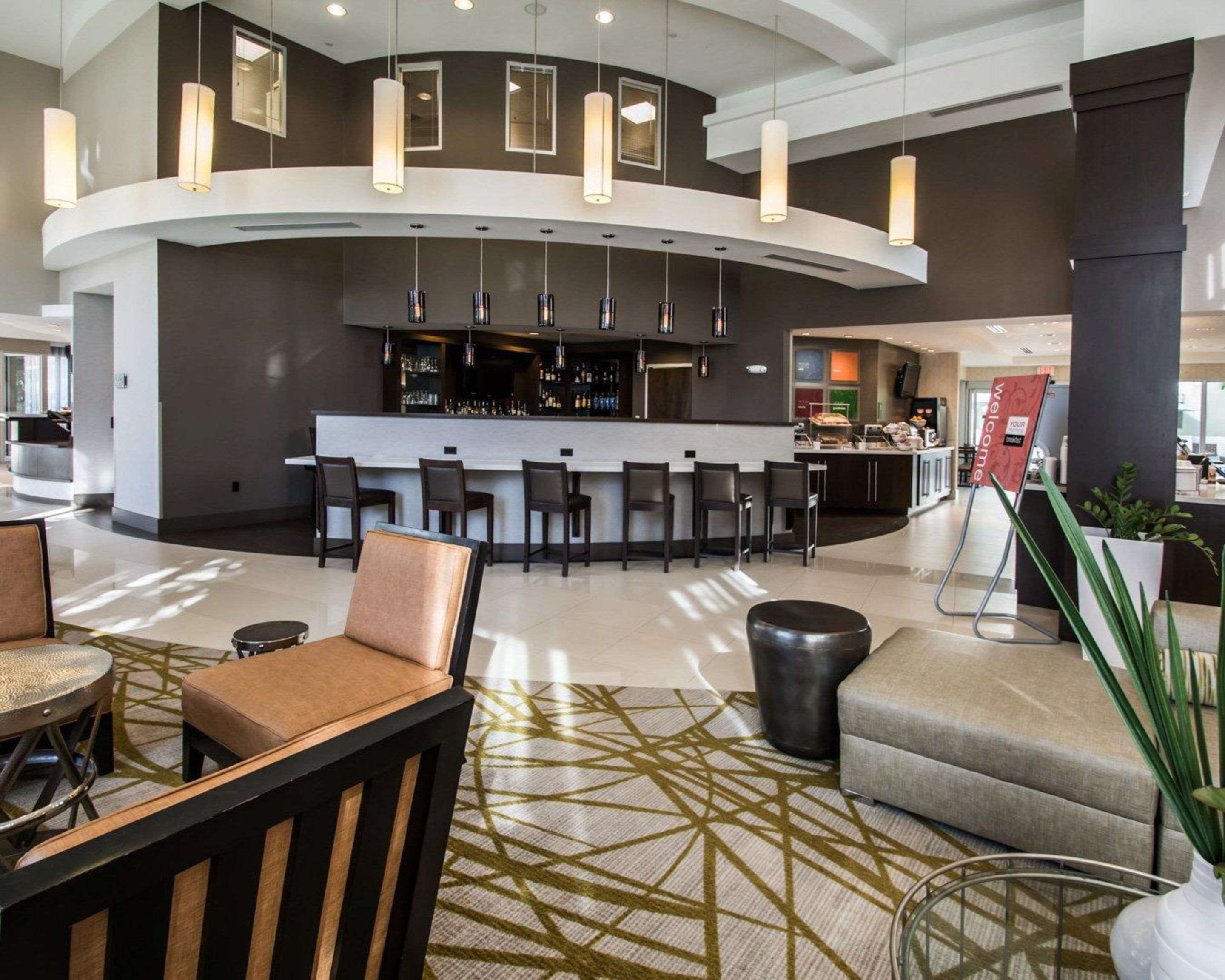 Lounge area | Comfort Suites Miami Airport North
