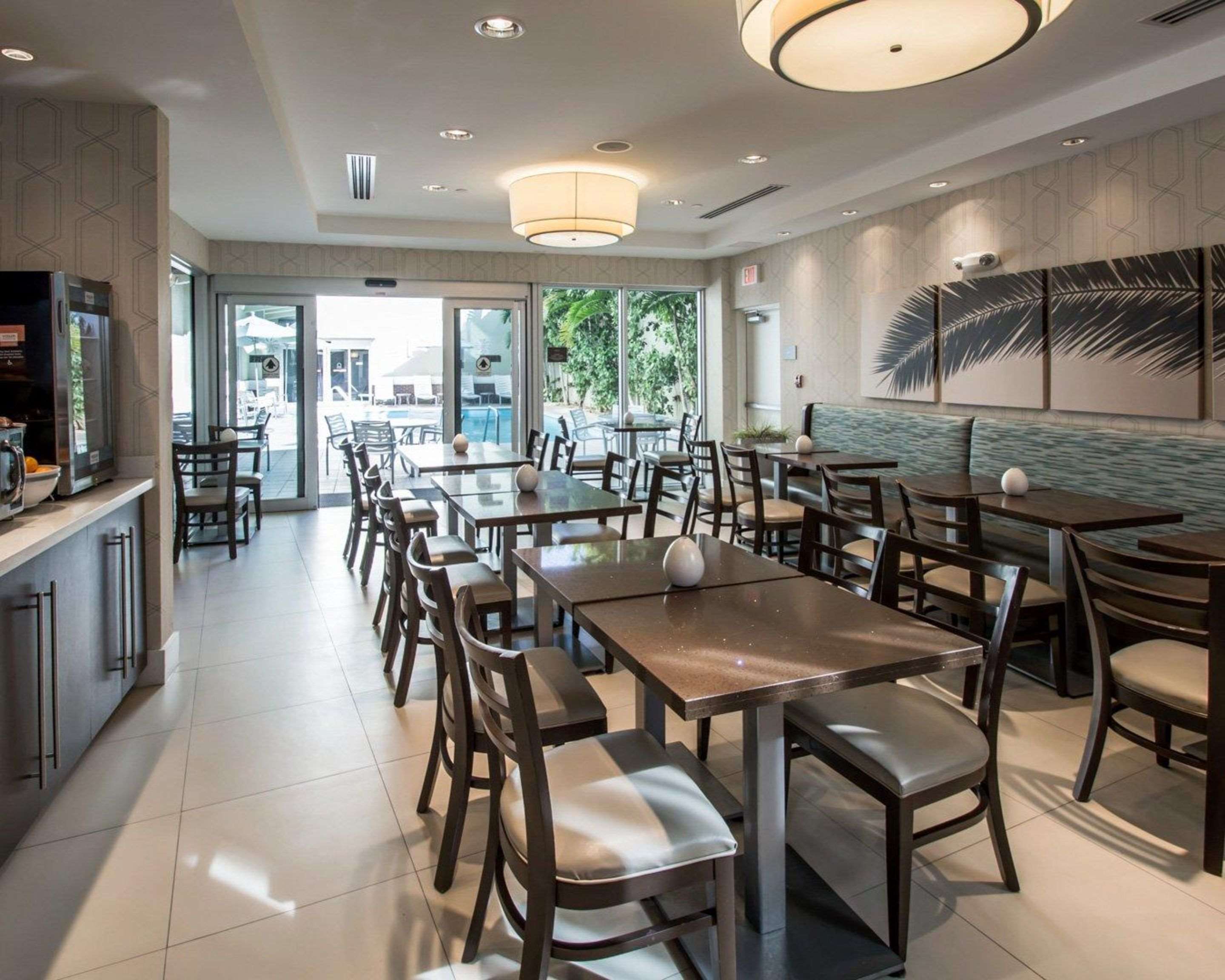 Breakfast area | Comfort Suites Miami Airport North