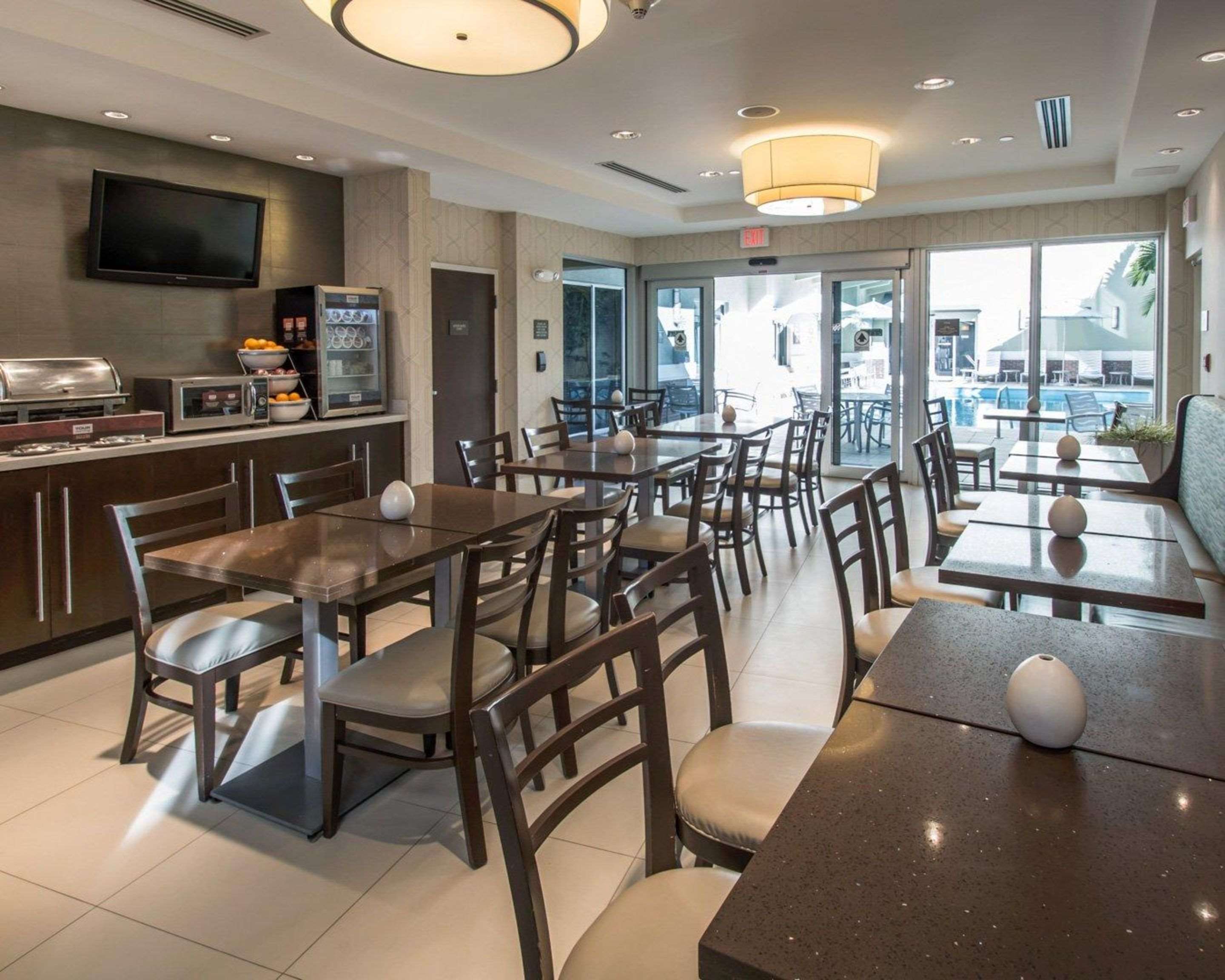 Enjoy breakfast in this seating area | Comfort Suites Miami Airport North