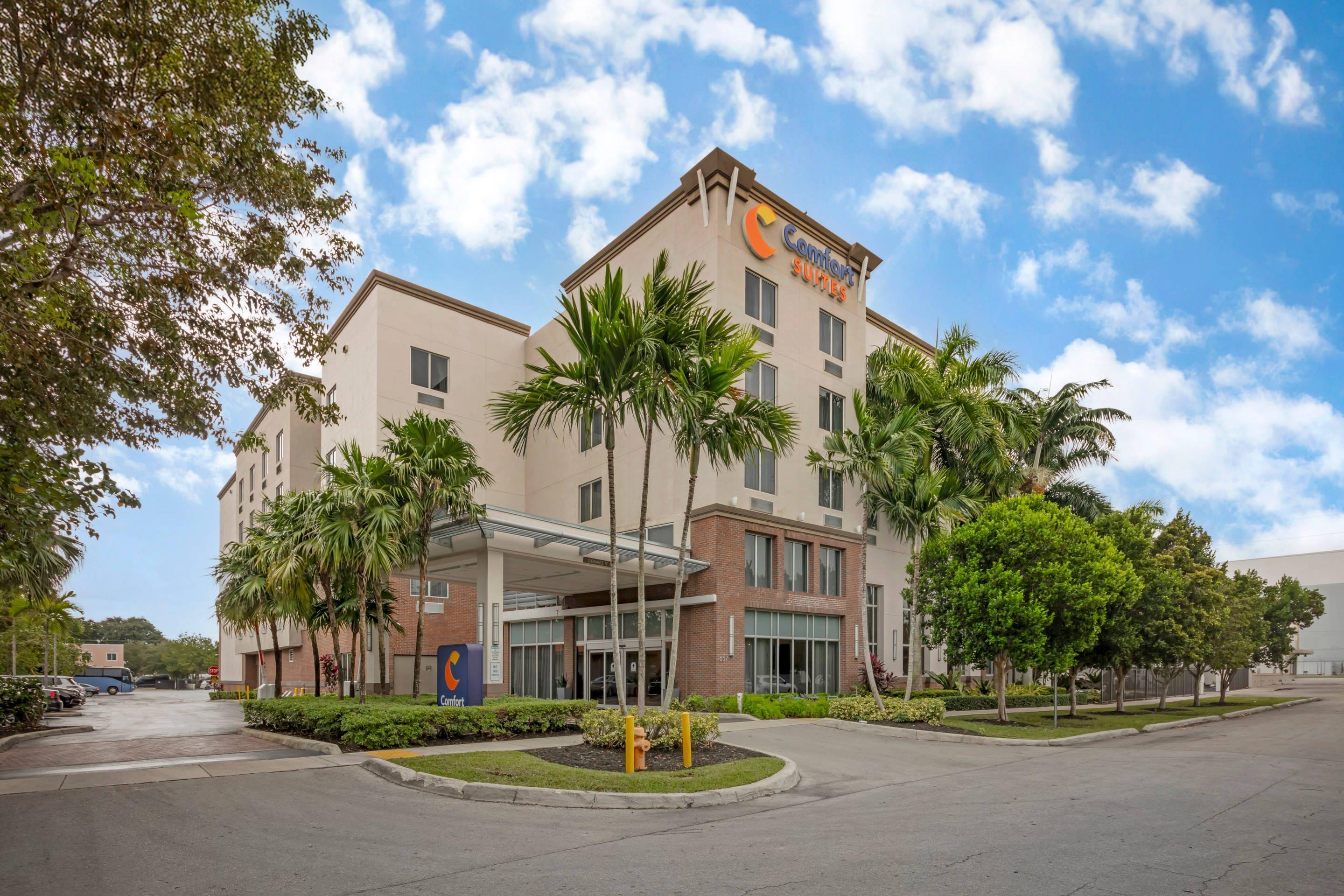 Hotel exterior | Comfort Suites Miami Airport North