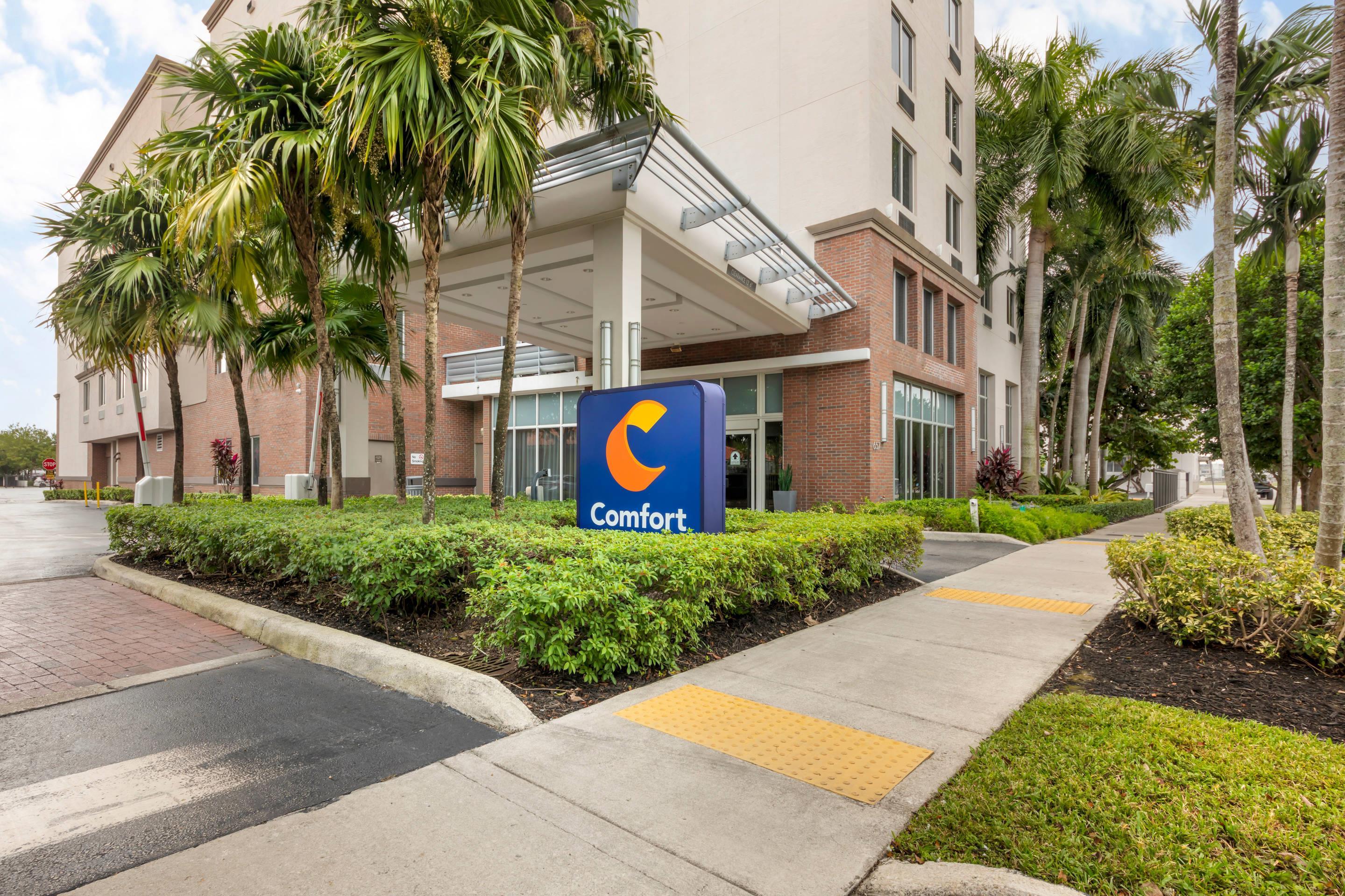 Hotel Entrance | Comfort Suites Miami Airport North