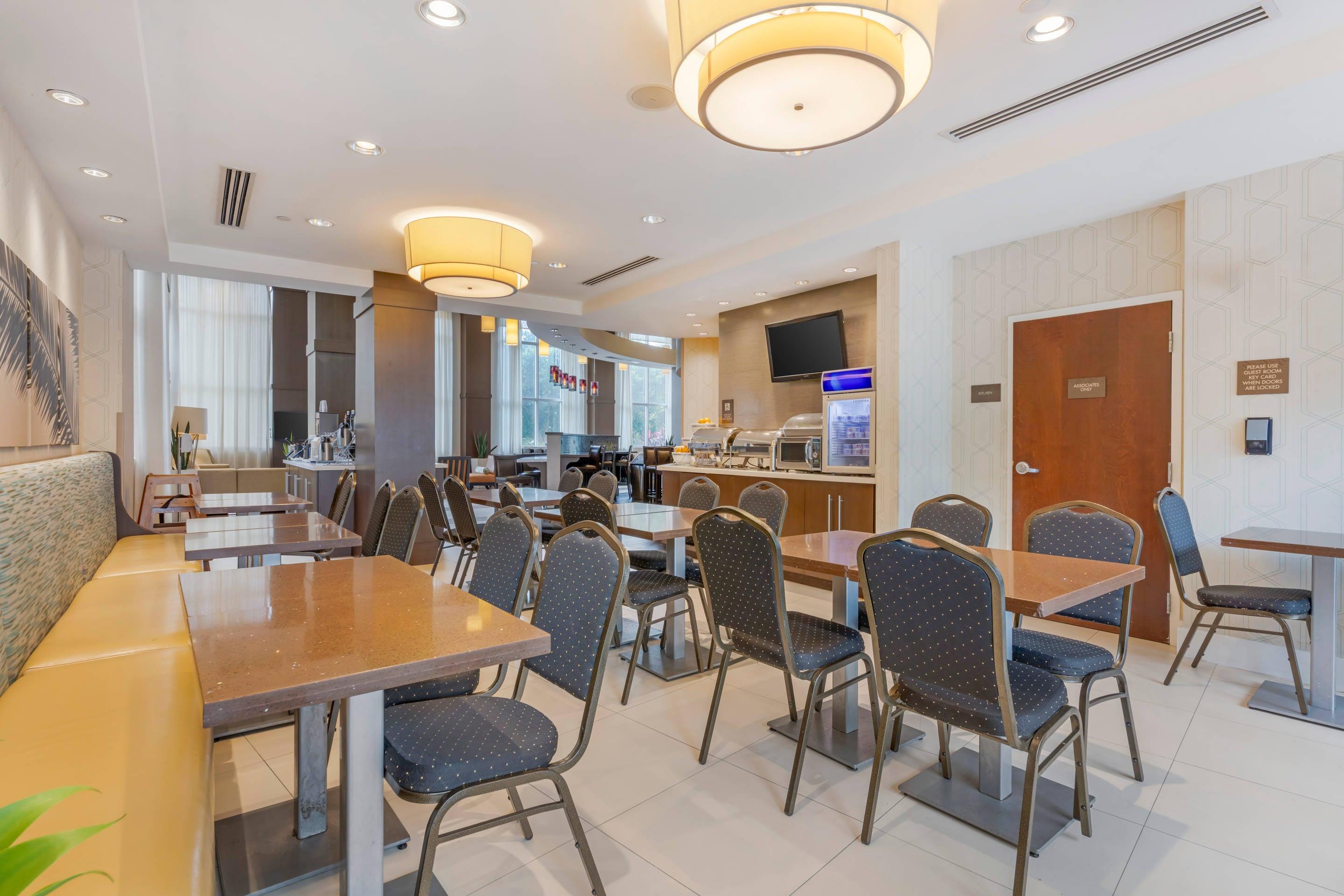 Spacious breakfast area | Comfort Suites Miami Airport North