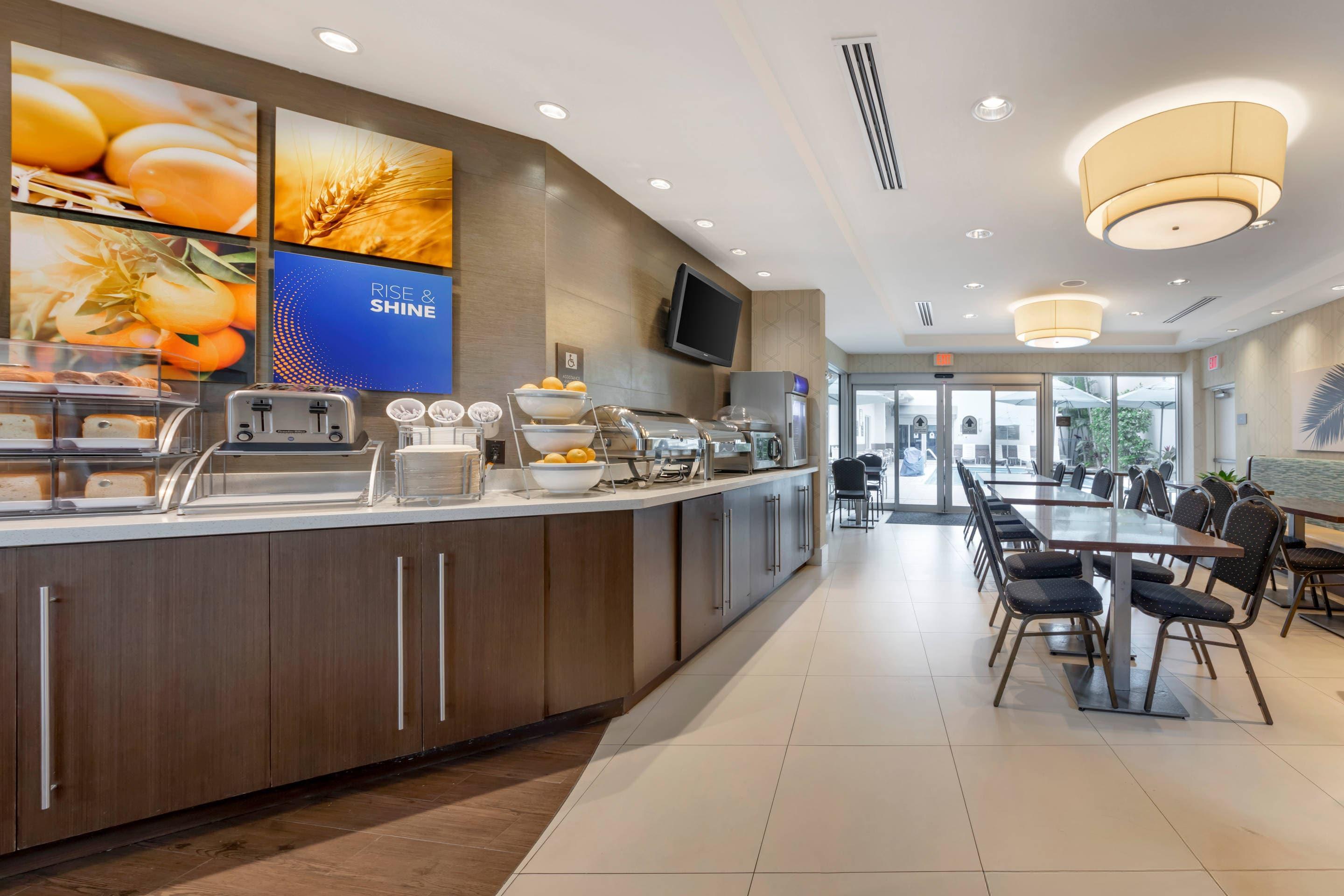 Breakfast area | Comfort Suites Miami Airport North