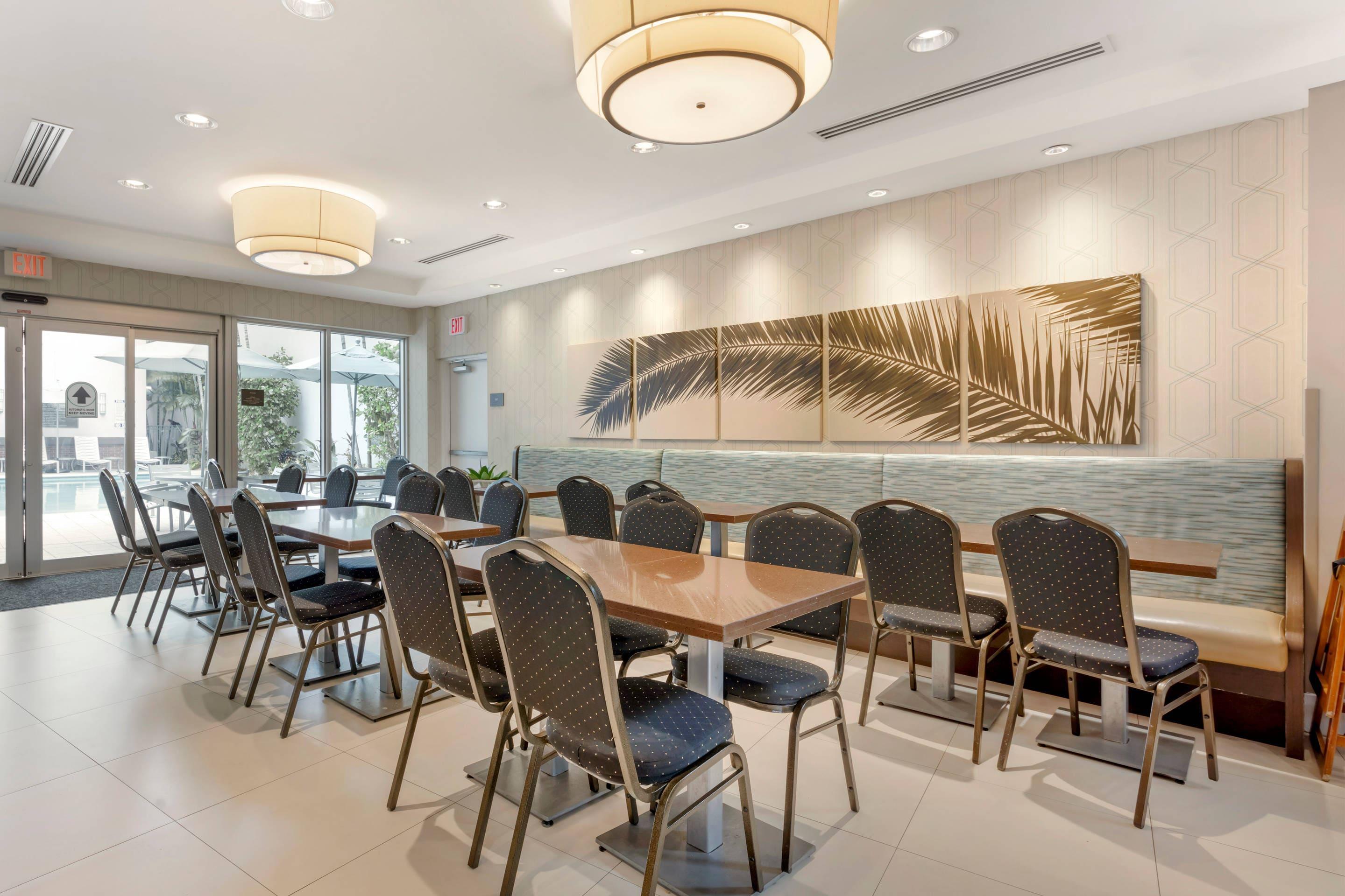 Enjoy breakfast in this seating area | Comfort Suites Miami Airport North