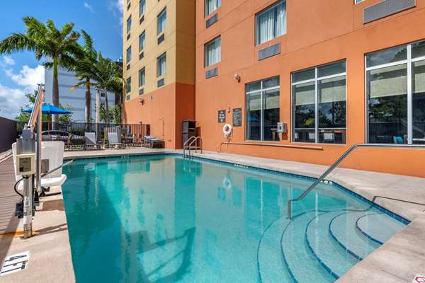 Pool - Comfort Suites Dania Beach - I-95, Exit 22