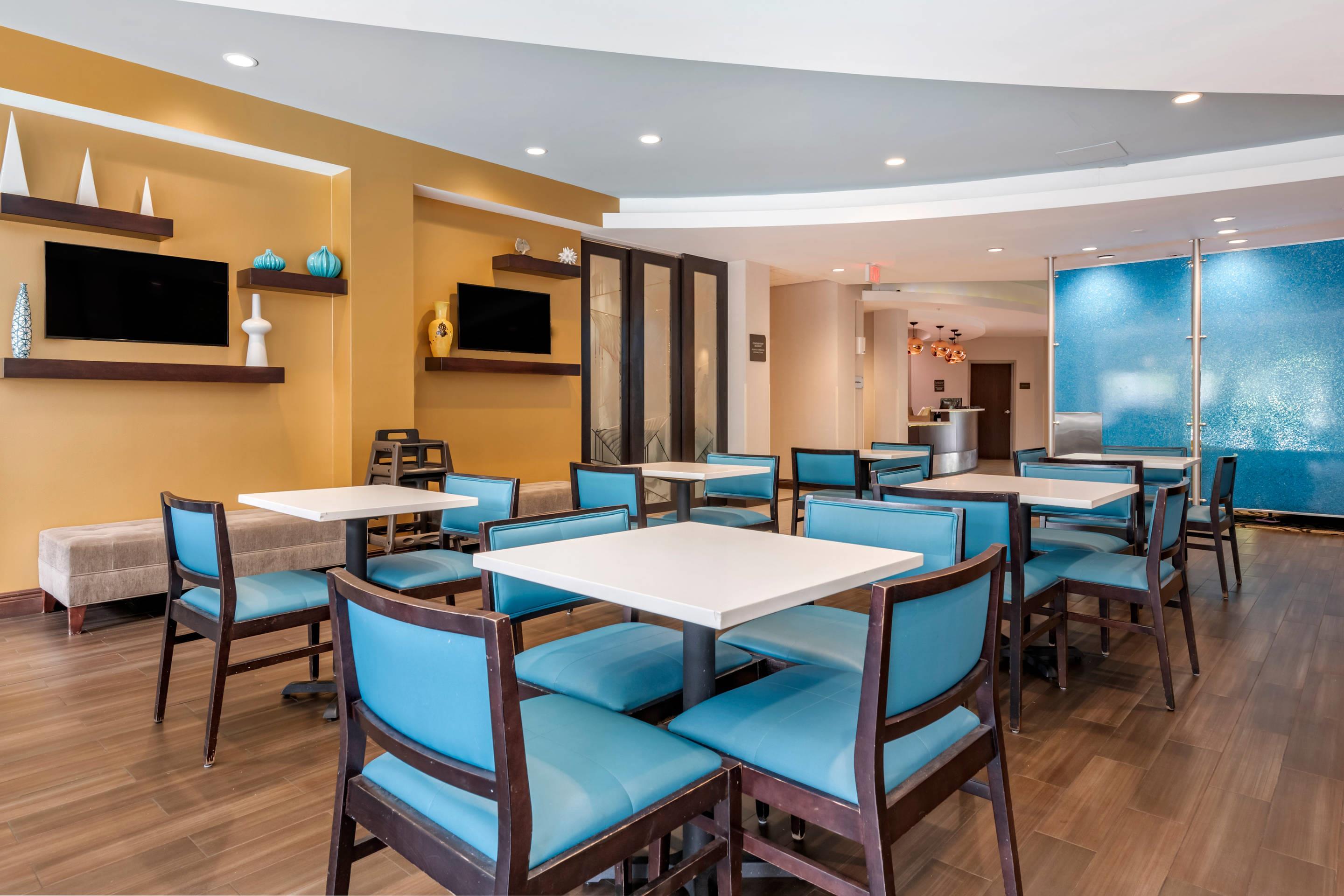 Enjoy breakfast in this seating area | Comfort Suites Fort Lauderdale Airport South & Cruise Port