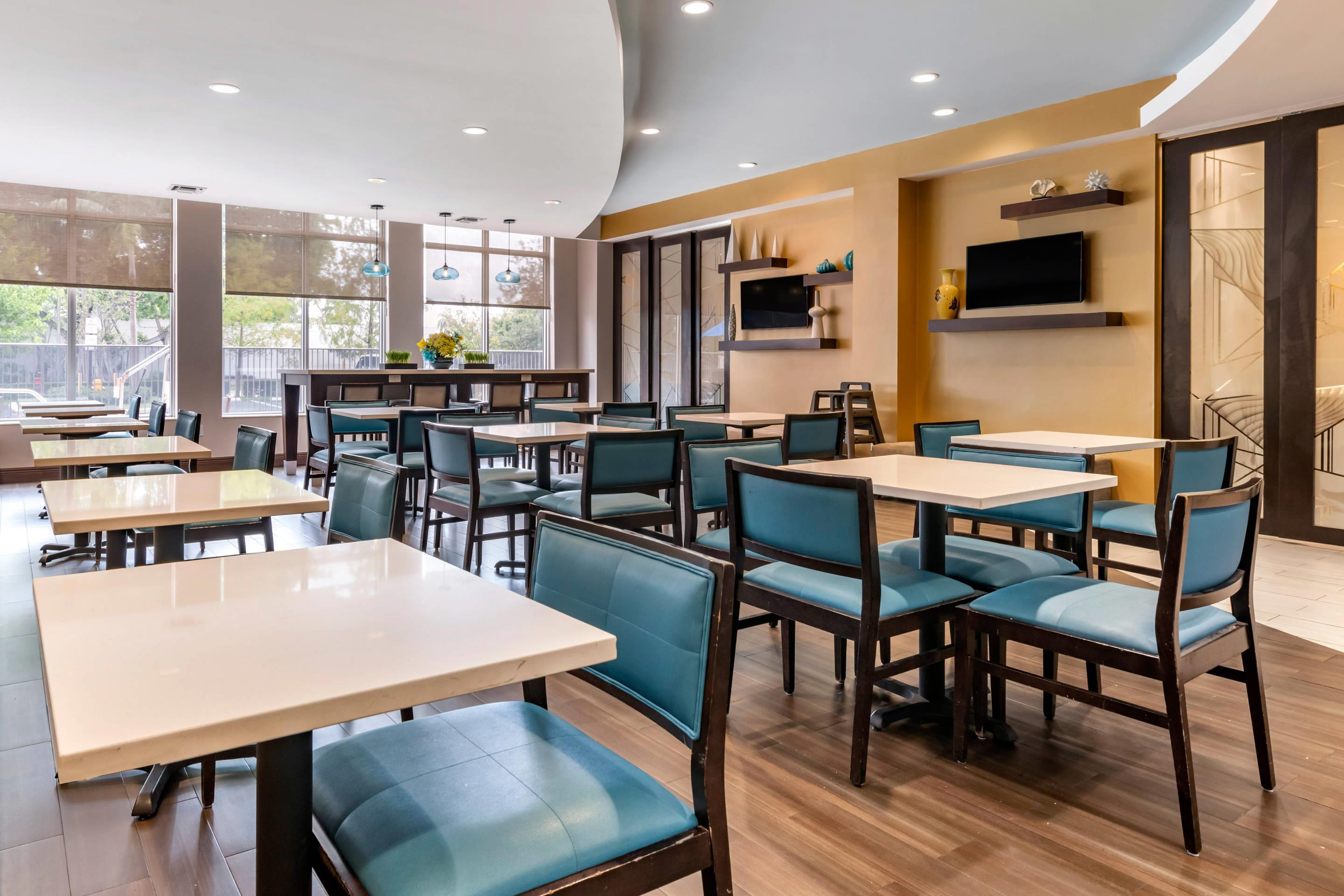 Enjoy breakfast in this seating area | Comfort Suites Fort Lauderdale Airport South & Cruise Port