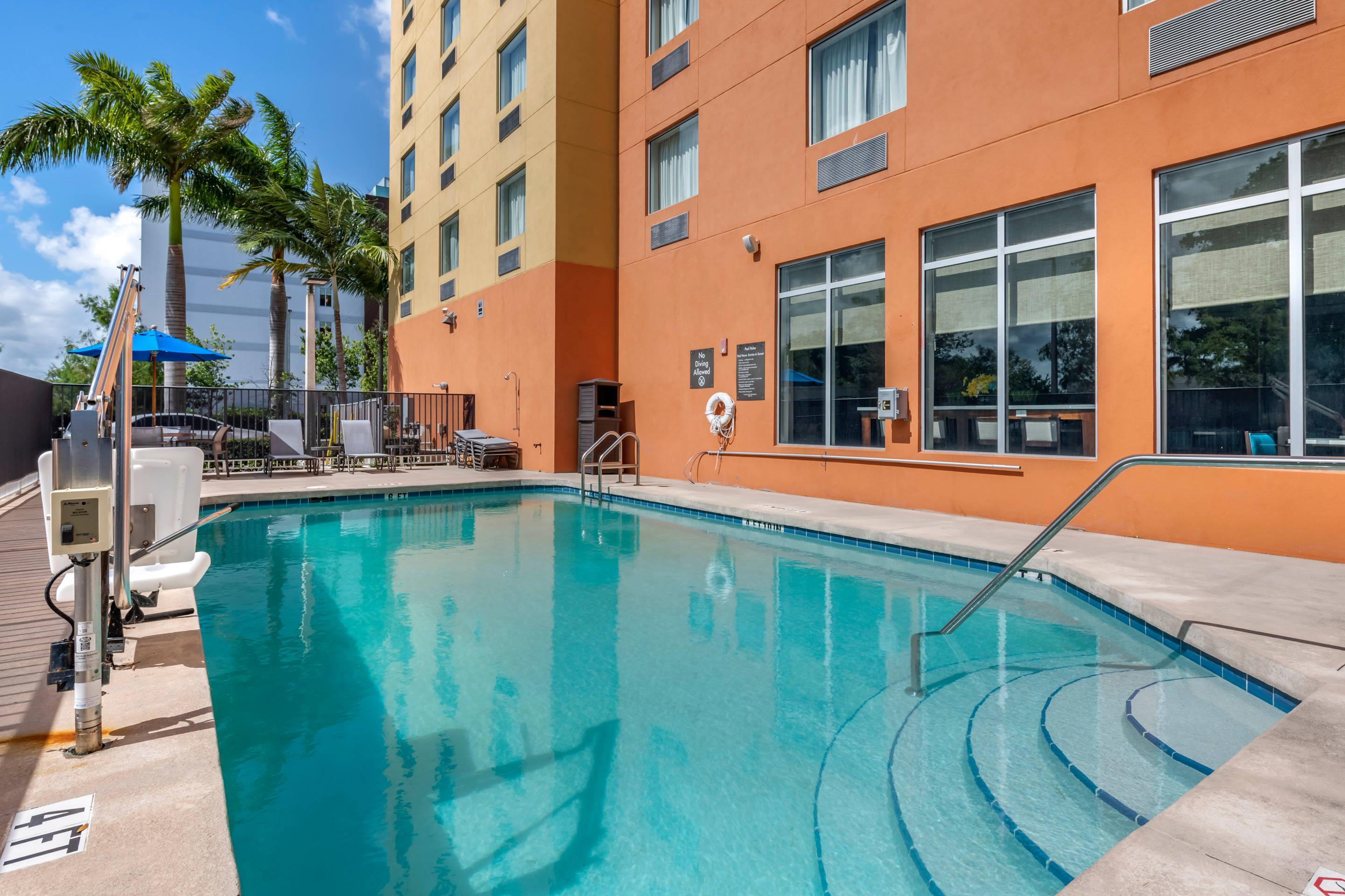 Outdoor pool | Comfort Suites Fort Lauderdale Airport South & Cruise Port