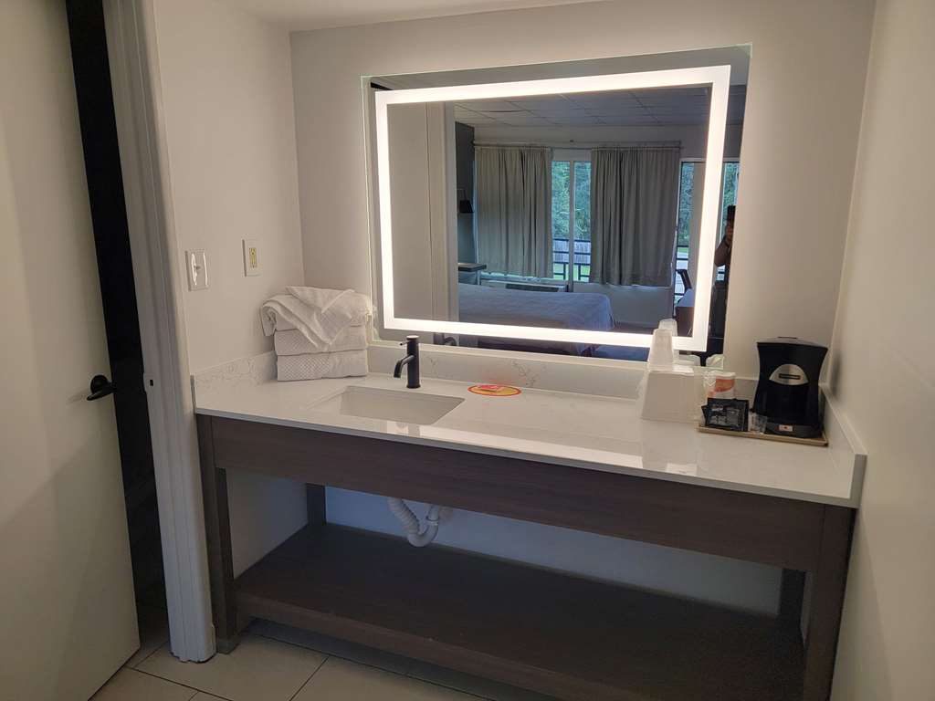 ECONO LODGE PERRY-guestroom-Guest Room,Bathroom,On-Site.jpg
