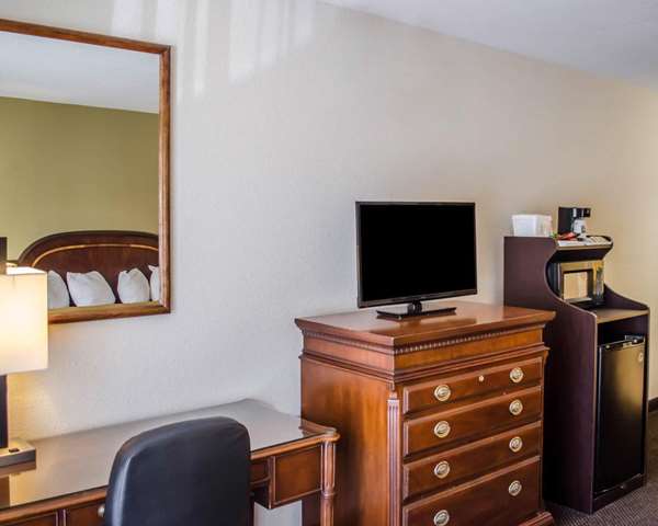  - Quality Inn & Suites Bayview Pensacola - I-10, Exit 17