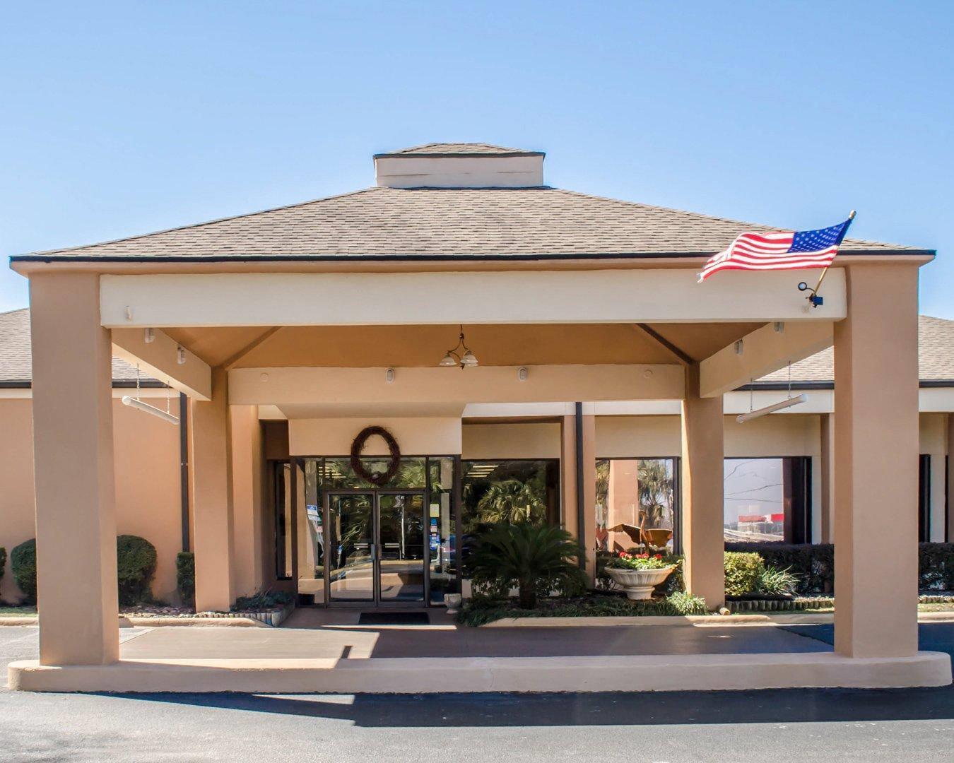 Hotel entrance | Quality Inn & Suites Pensacola Bayview