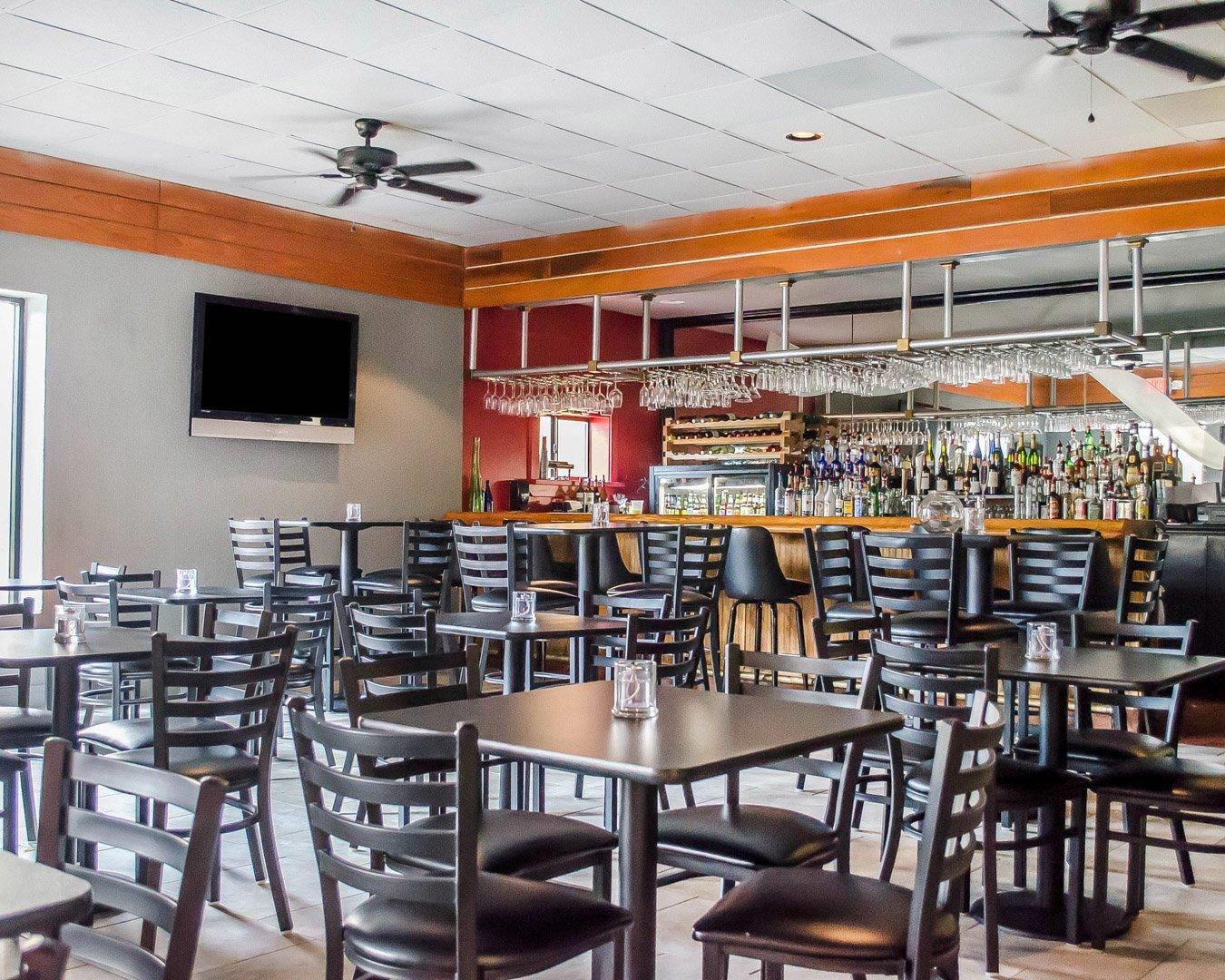 Enjoy the on-site bar | Quality Inn & Suites Pensacola Bayview