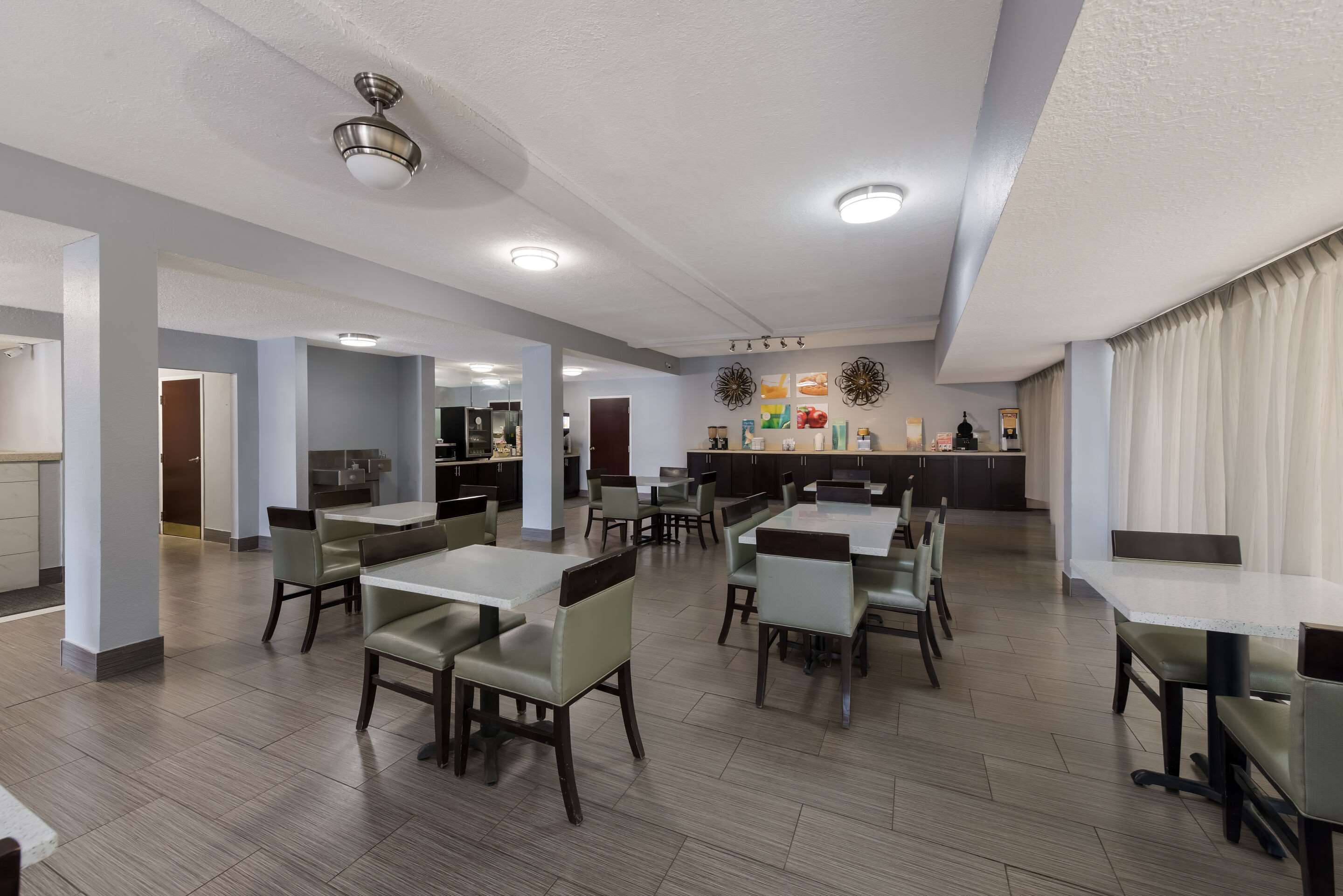 Enjoy breakfast in this seating area | Quality Inn Orange Park Jacksonville