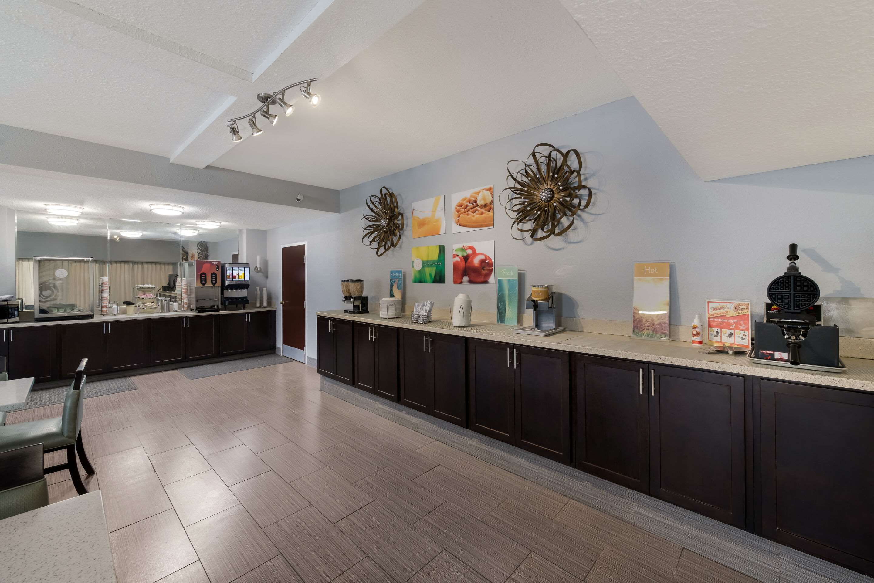 Spacious breakfast area | Quality Inn Orange Park Jacksonville