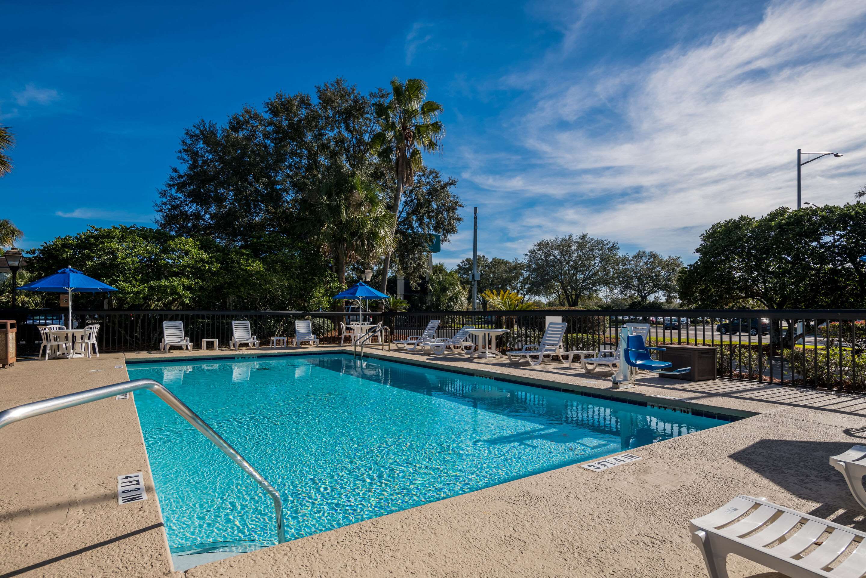 Outdoor pool | Quality Inn Orange Park Jacksonville