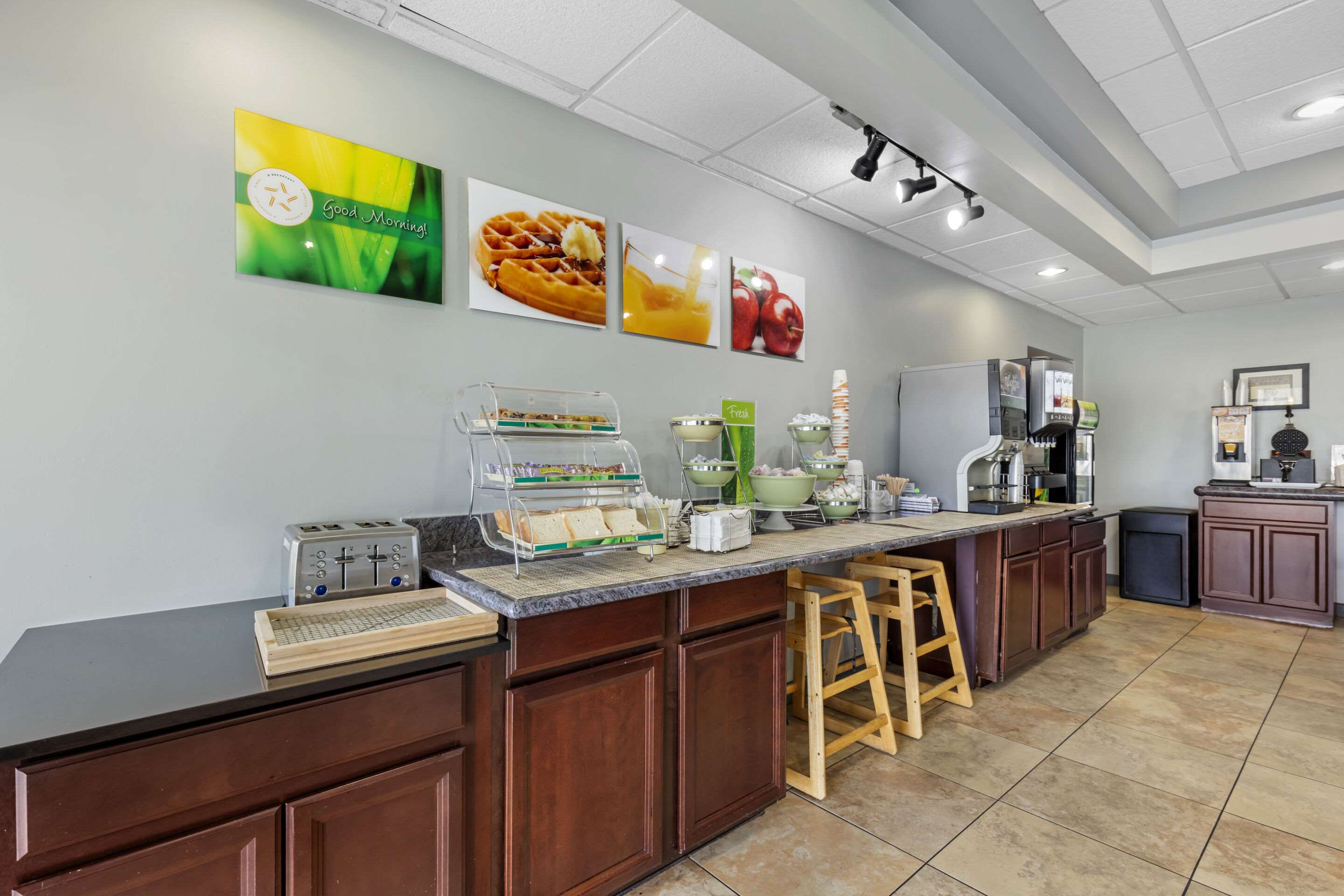 Breakfast area | Quality Inn Downtown Stuart