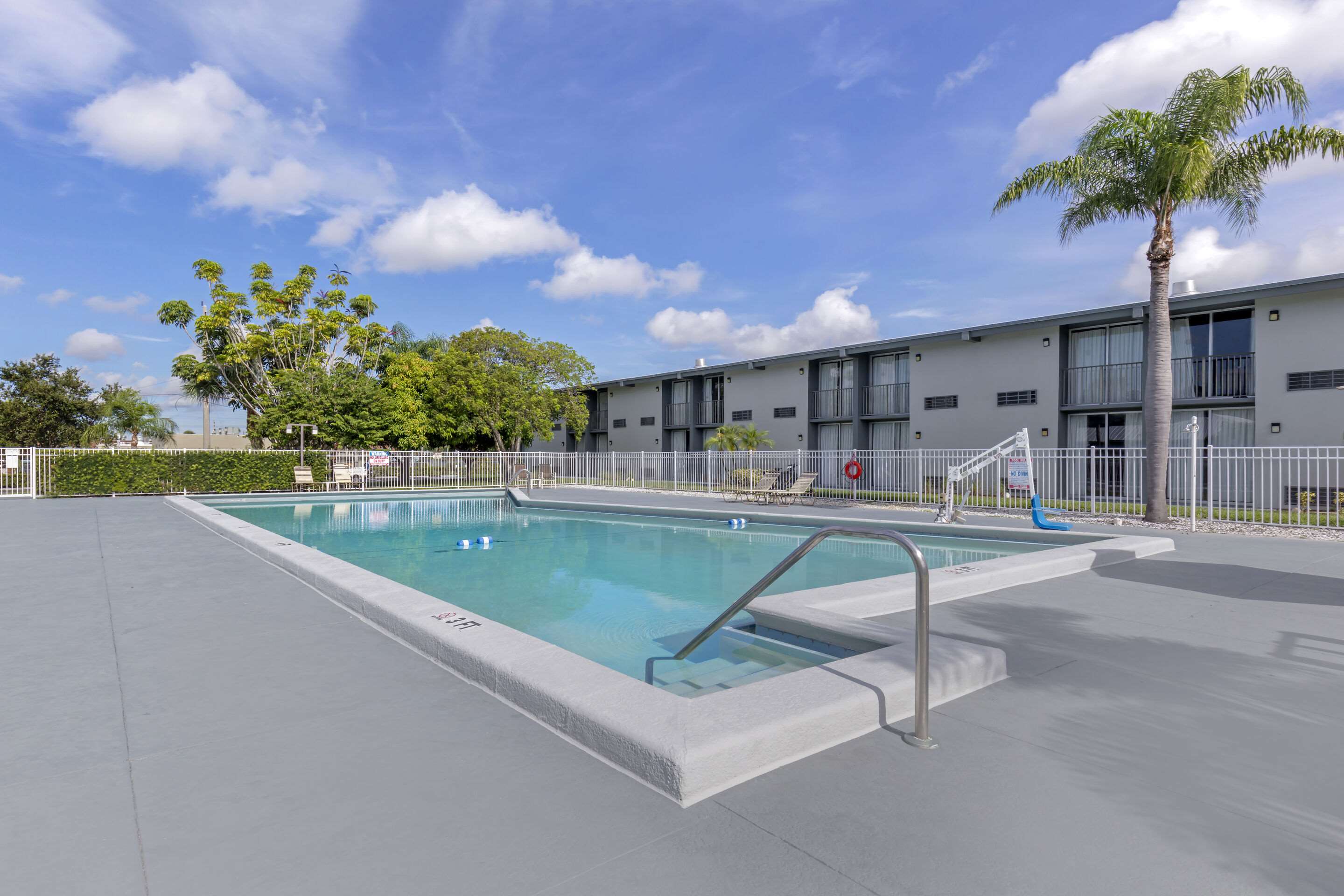 Outdoor pool | Quality Inn Downtown Stuart