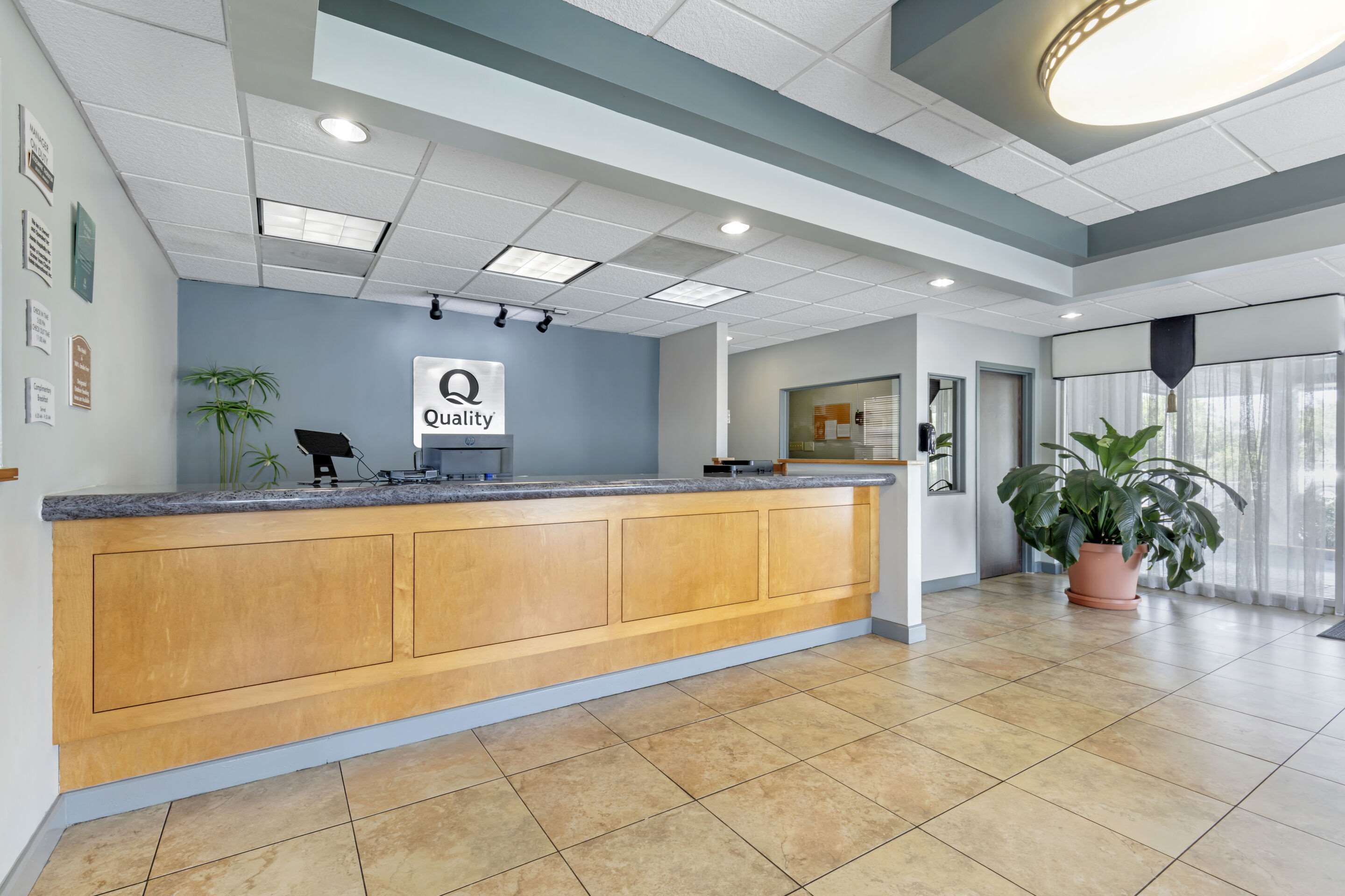 Front desk | Quality Inn Downtown Stuart