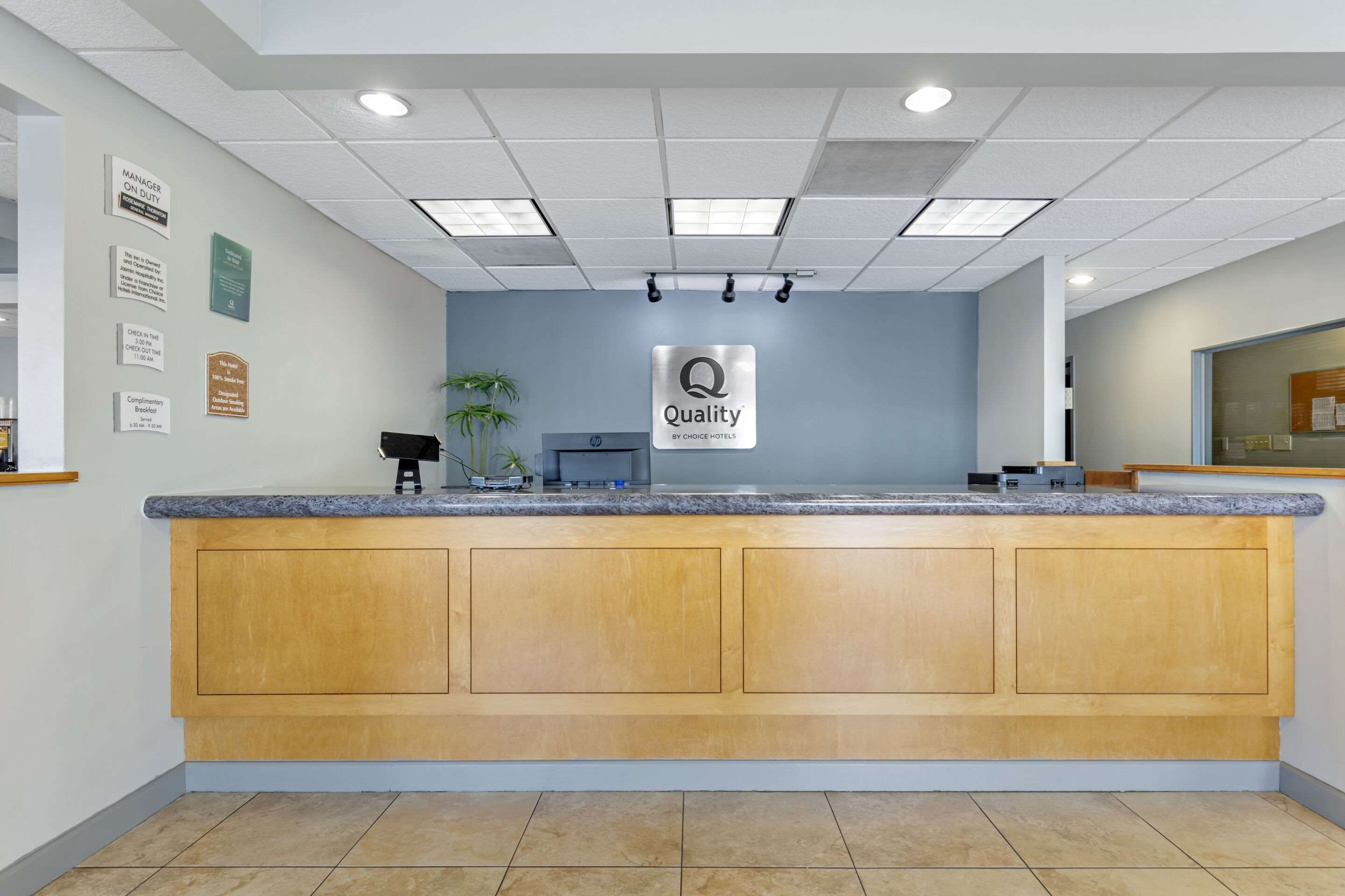 Front desk | Quality Inn Downtown Stuart