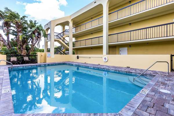 Pool - Quality Inn West Palm Beach - I-95, Exit 69